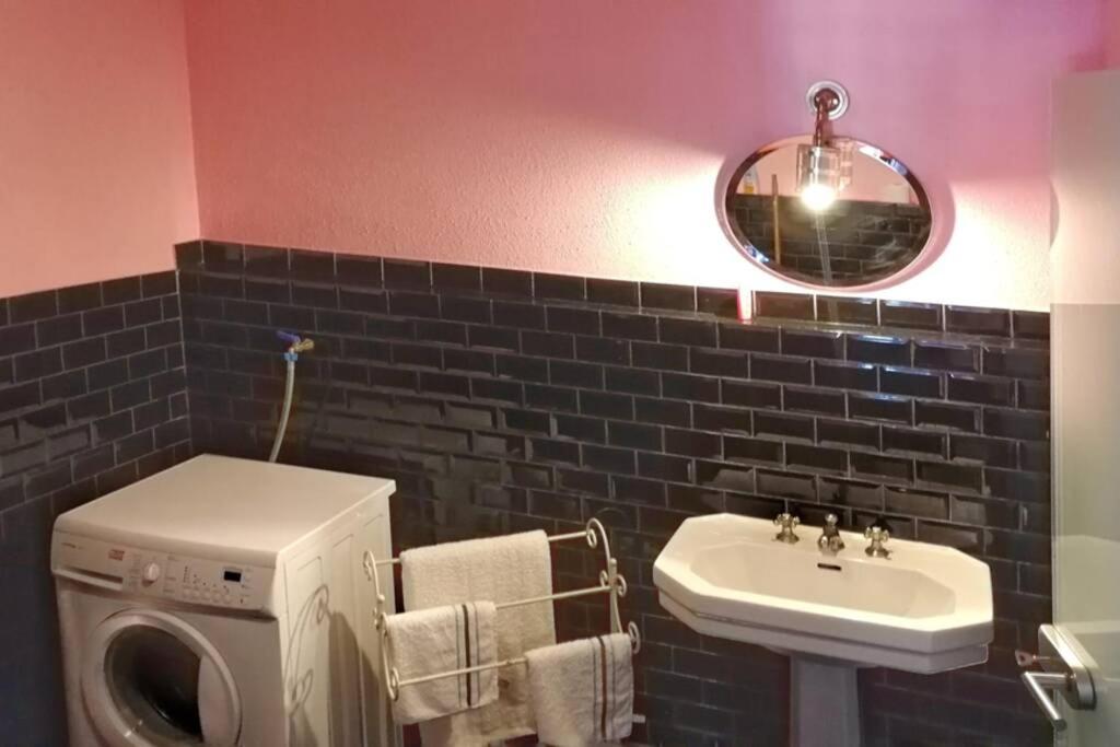 Ruhige Ferienwohnung in seenaher Künstlervilla in Gstadt