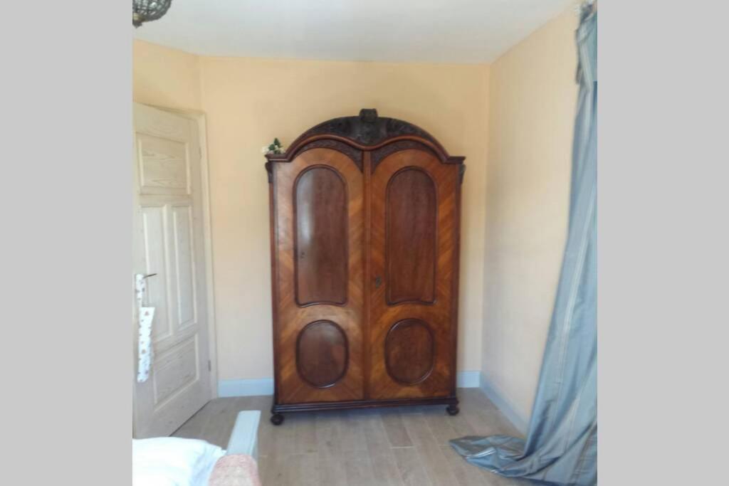Ruhige Ferienwohnung in seenaher Künstlervilla in Gstadt