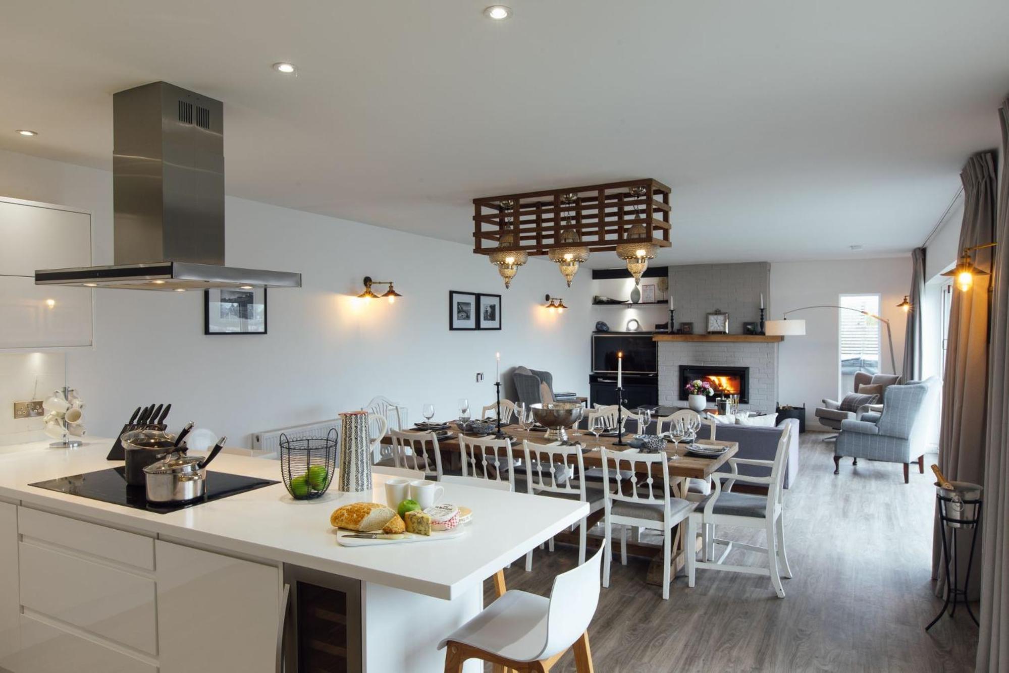 The Hawthorns - Large Luxury Cottage, Hot Tub, Sea Views view 3