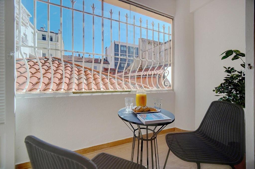 MAGNIFIQUE 3 PIECES RENOVE CANNES CENTRE 'Banane' AVEC VERANDA ! A2B88 photo 2