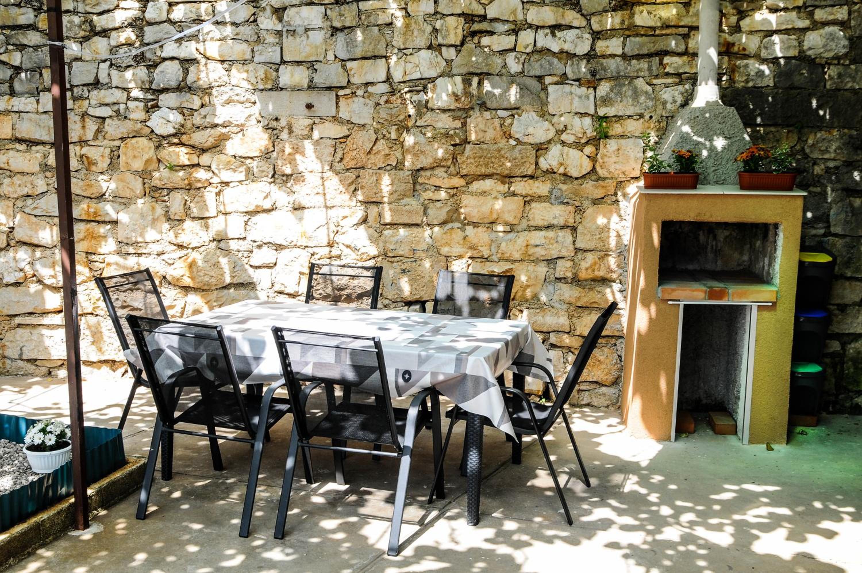 Apartman Gulliver in the center, 10 meters from the sea with private parking in natural shade view 4