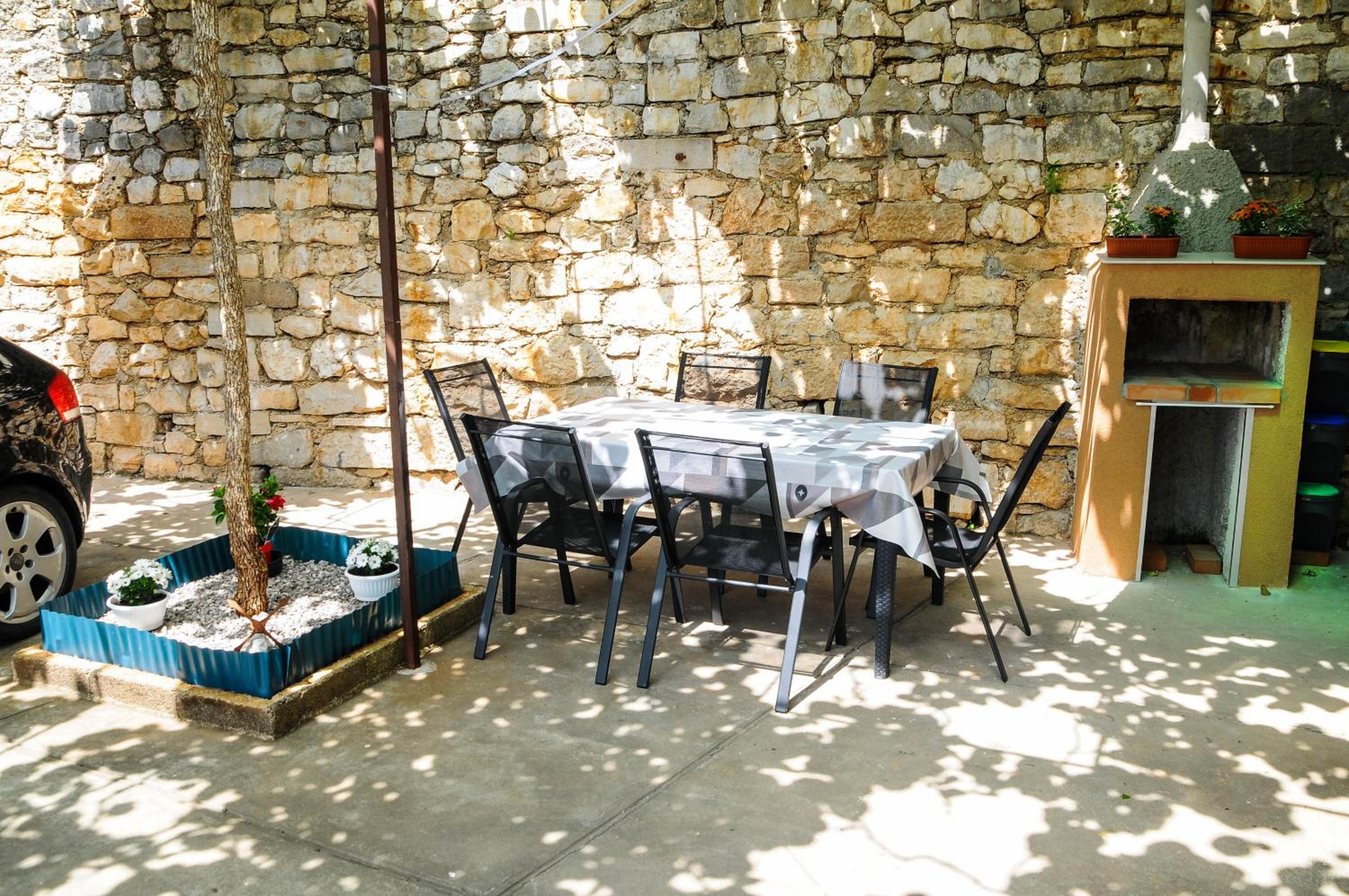 Apartman Gulliver in the center, 10 meters from the sea with private parking in natural shade view 5