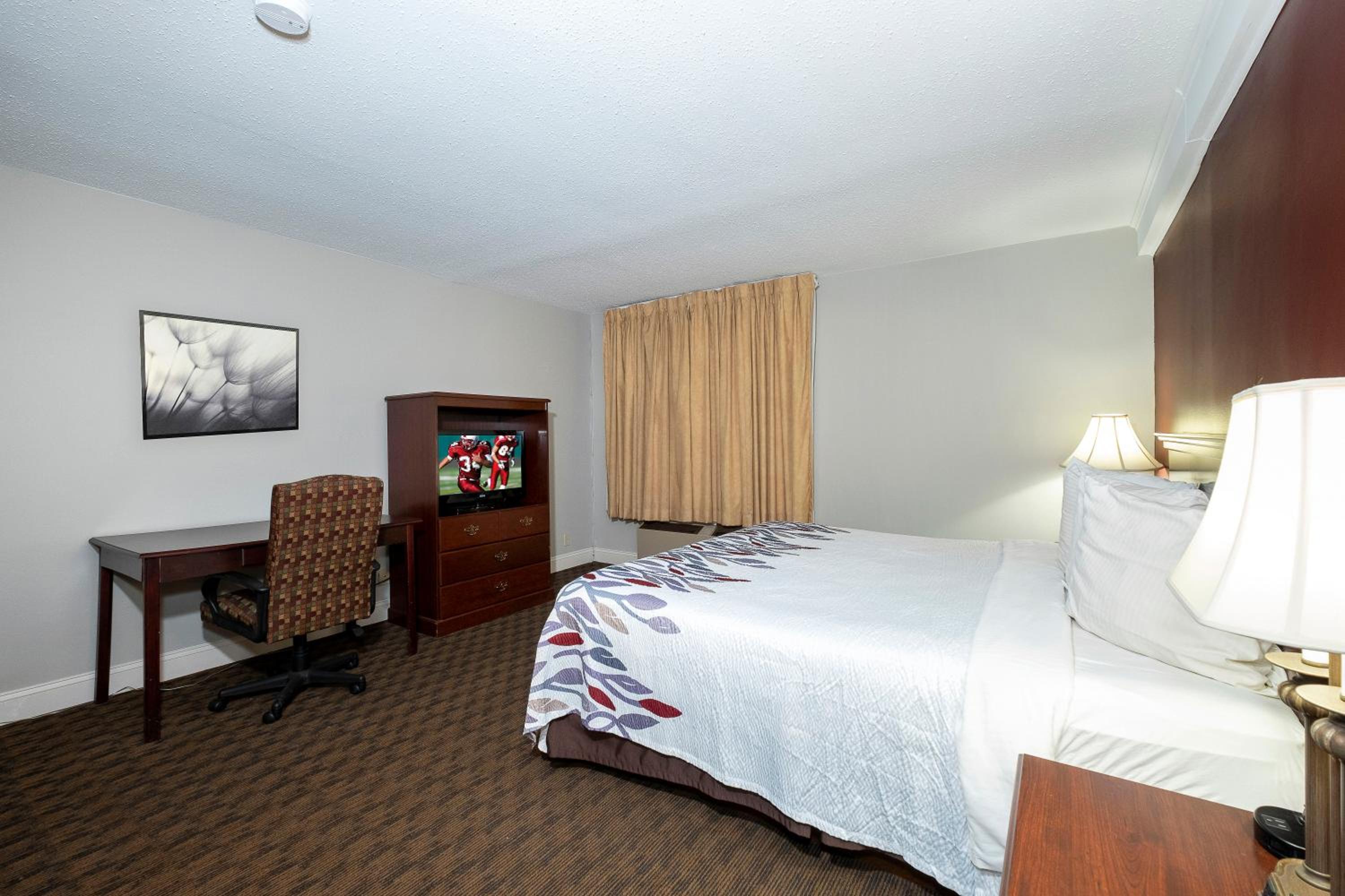 Red Roof Inn & Suites Hazleton