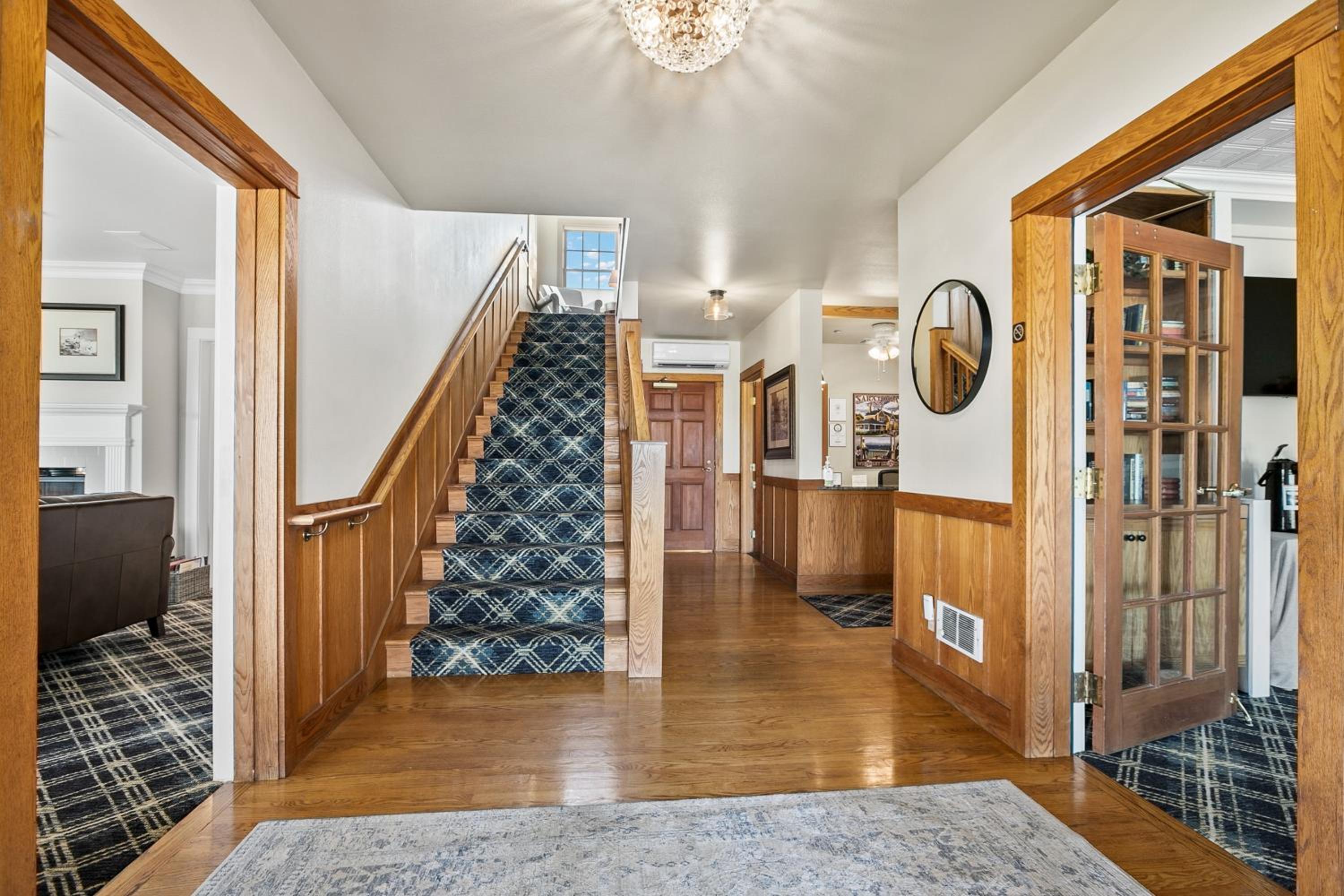 Saratoga Inn