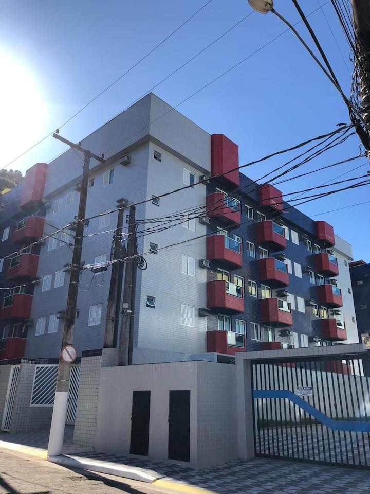 Excelente Ap C/ Piscina a 200 mts da Praia Grande