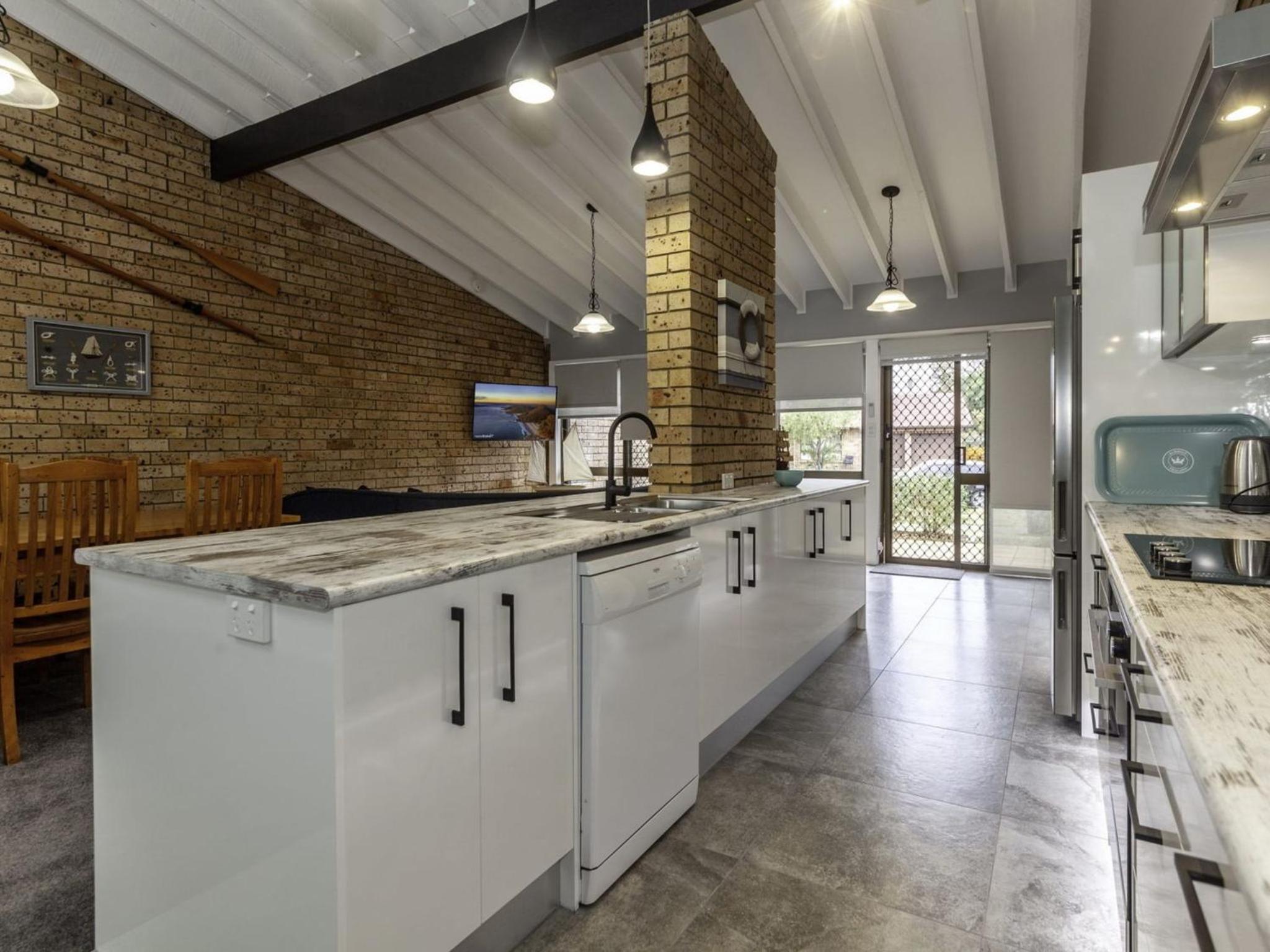 Bay Parklands 4, 2 Gowrie Avenue - pool & tennis court