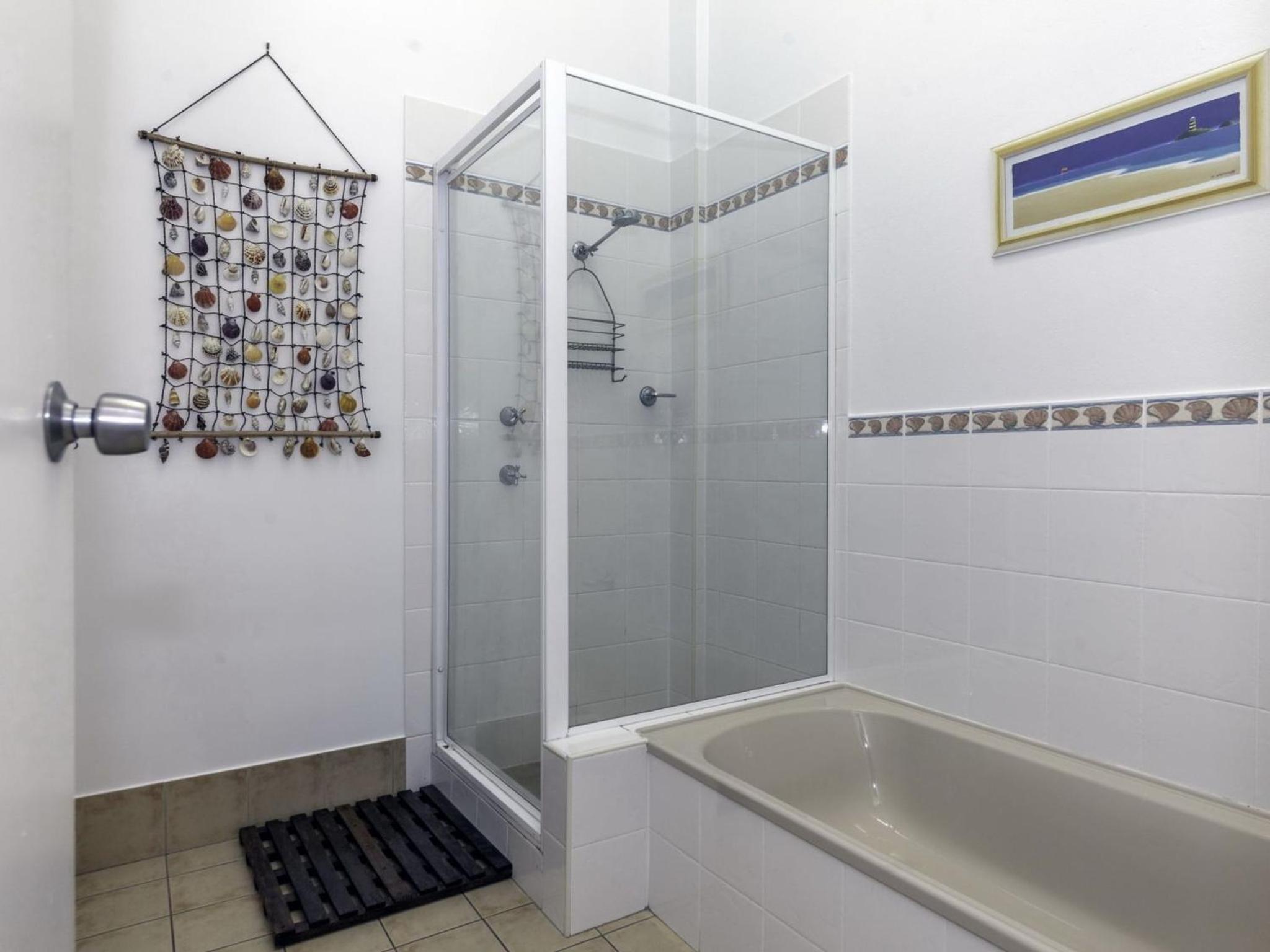 Bay Parklands 4, 2 Gowrie Avenue - pool & tennis court