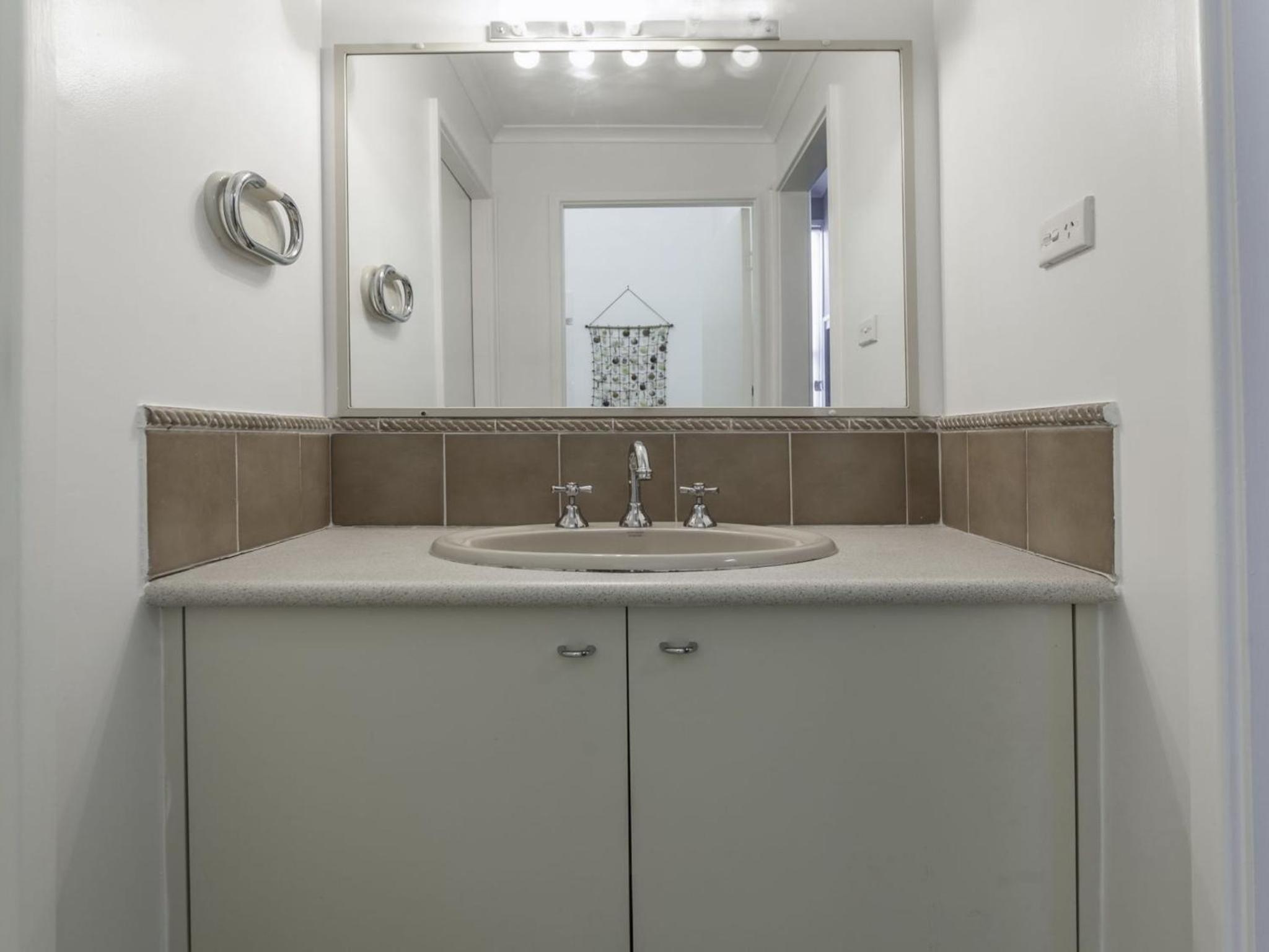 Bay Parklands 4, 2 Gowrie Avenue - pool & tennis court
