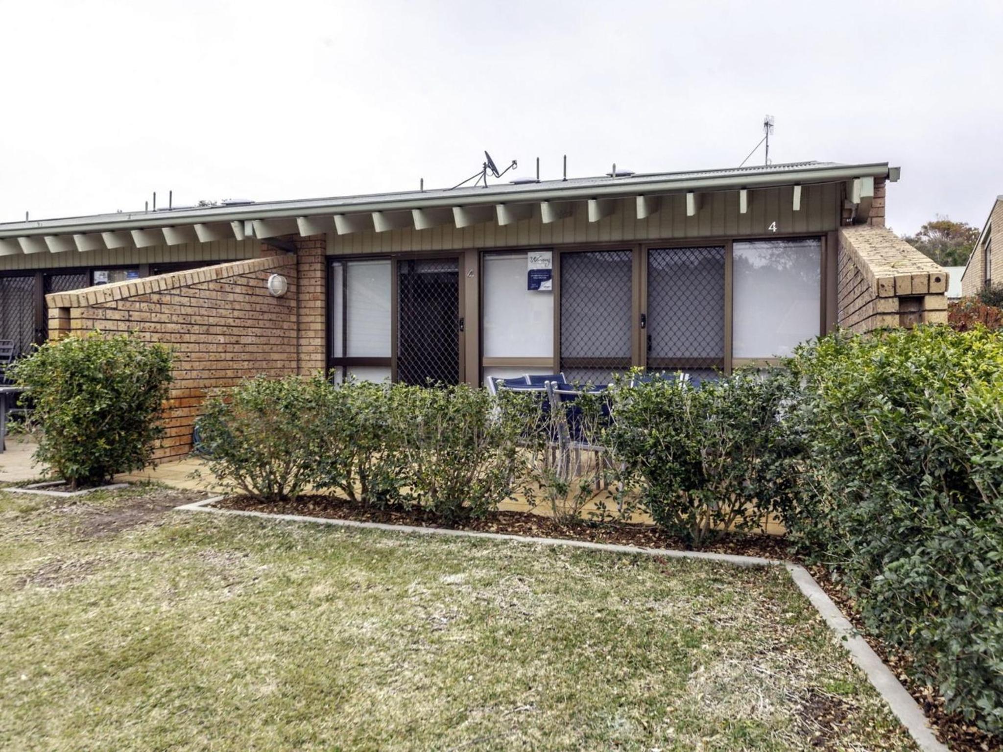 Bay Parklands 4, 2 Gowrie Avenue - pool & tennis court