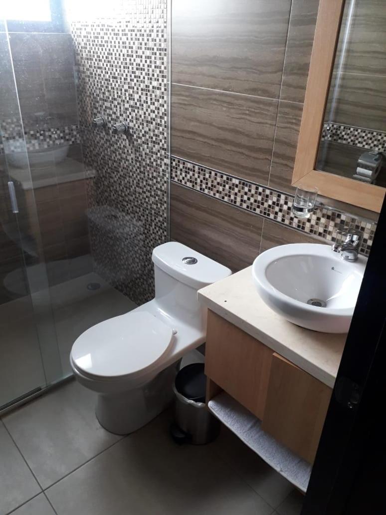Moderno departamento 3B en Condominio La Victoria view 3