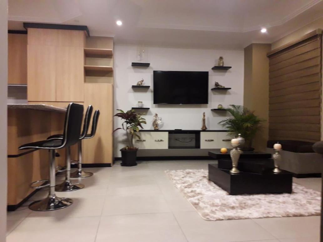 Moderno departamento 3B en Condominio La Victoria view 2