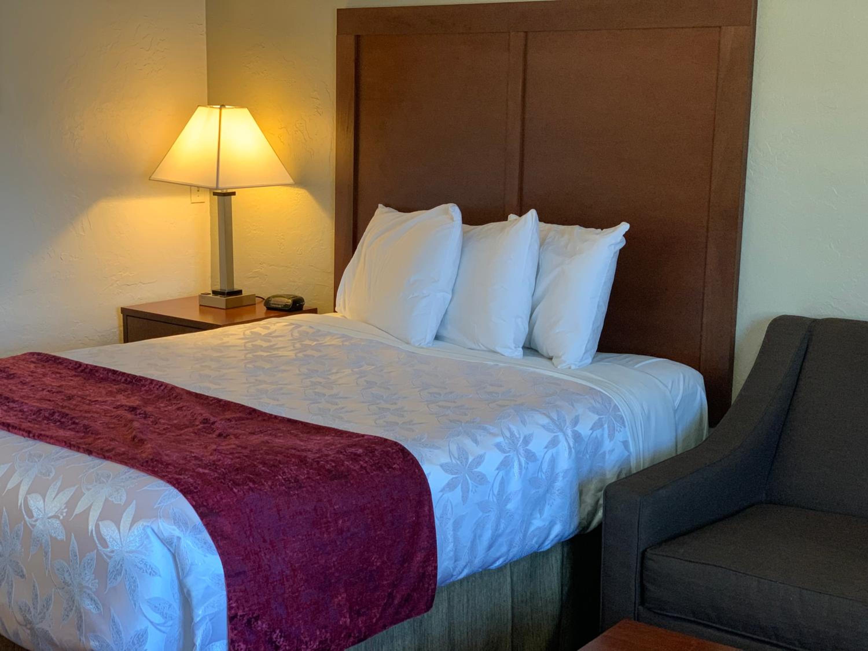 Medford Vacations - Red Carpet Inn Medford - Property Image 3