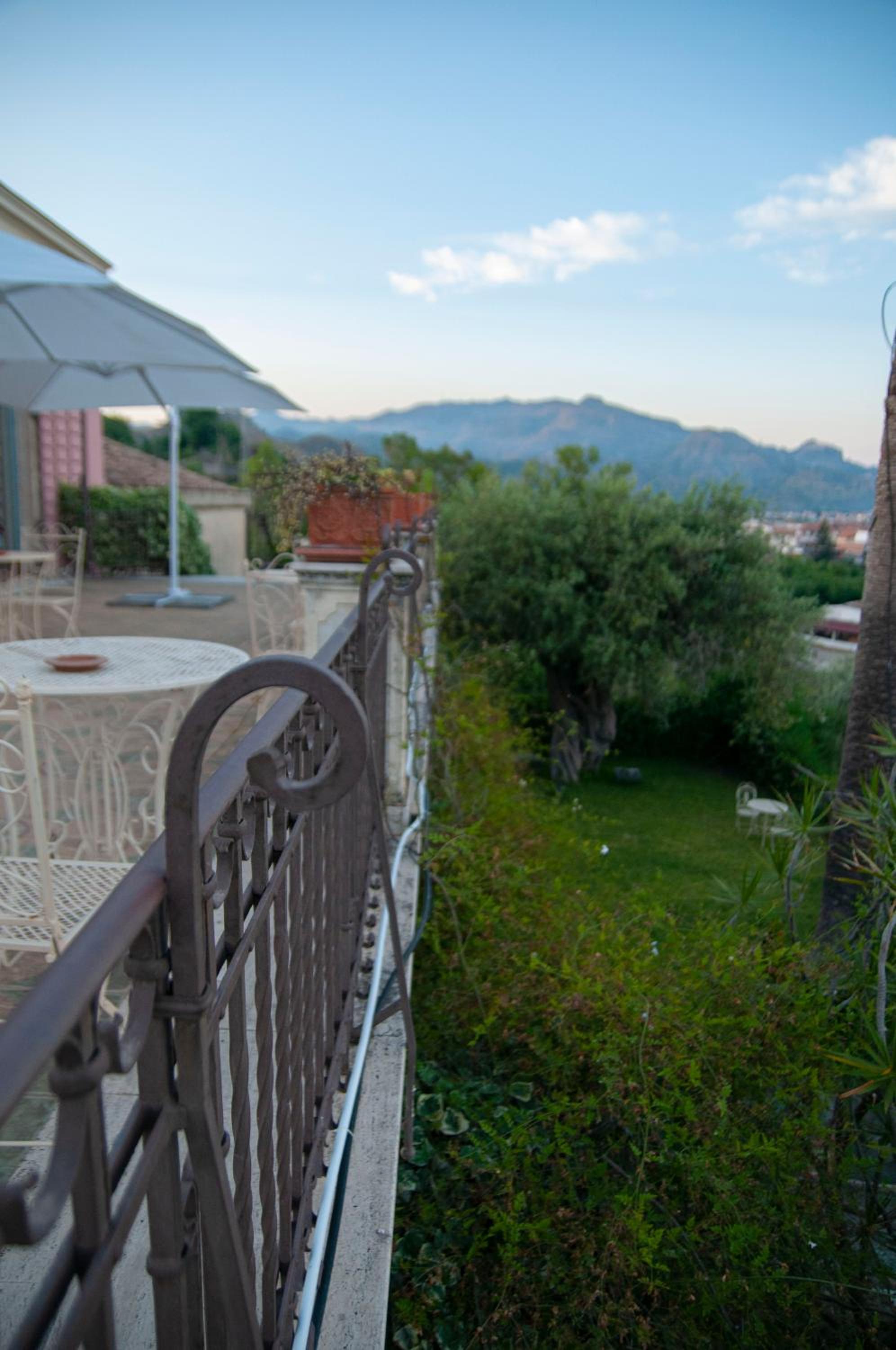 Antico Borgo Etneo Country Hotel