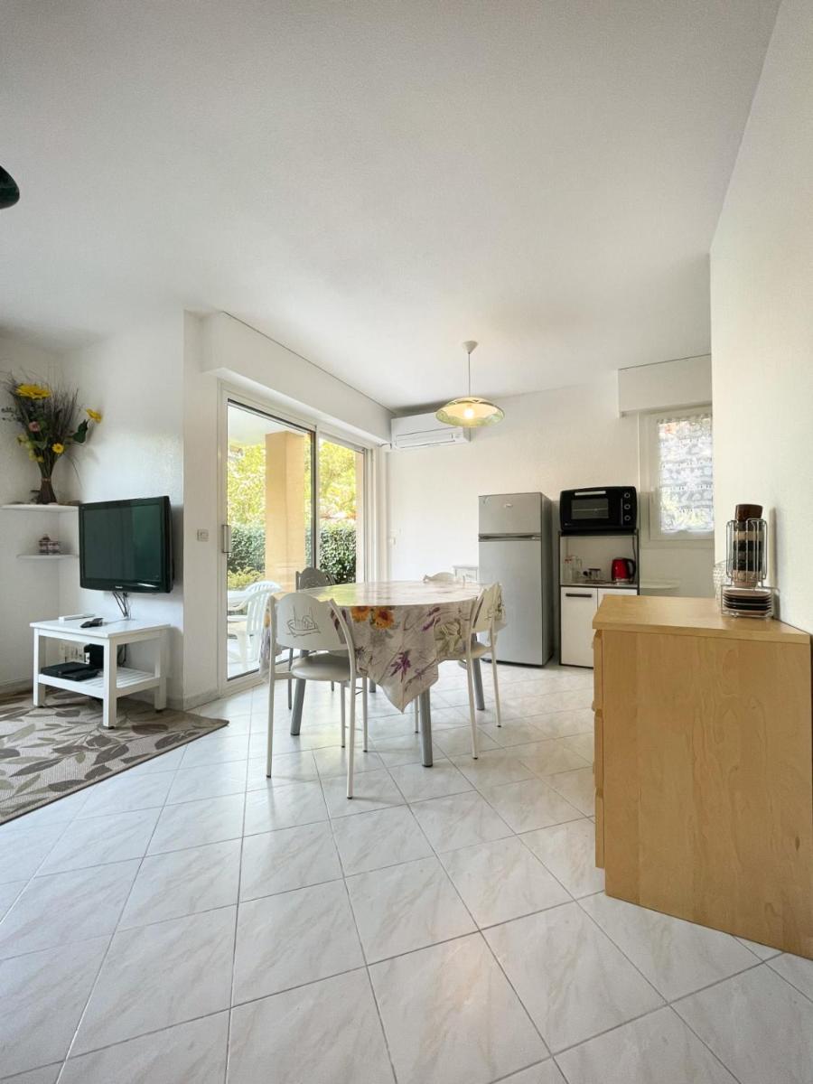 Superb Apartment With Garden Near The Sea view 3