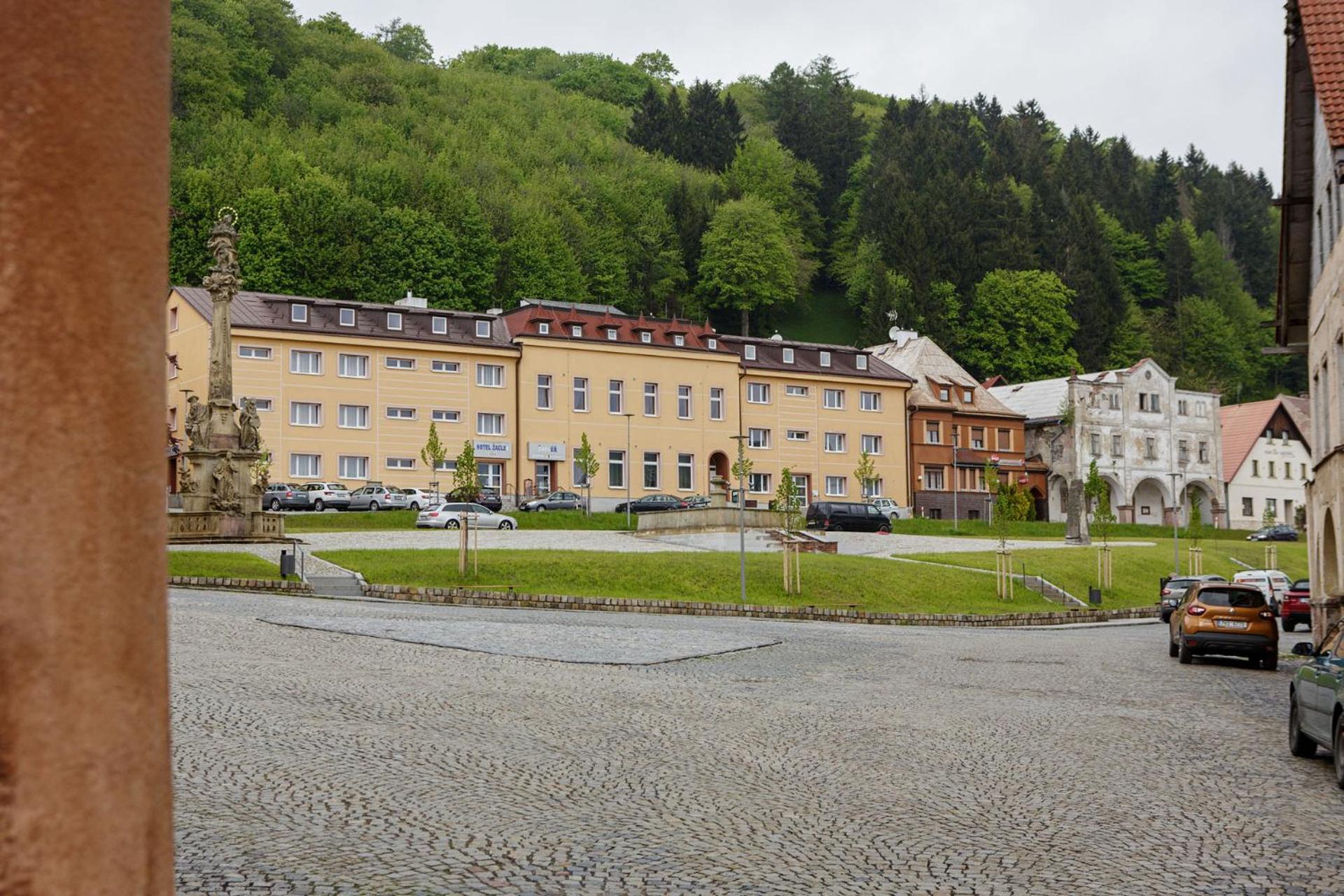 Large 3-Bedroom Apartment on Main Square with Free Parking