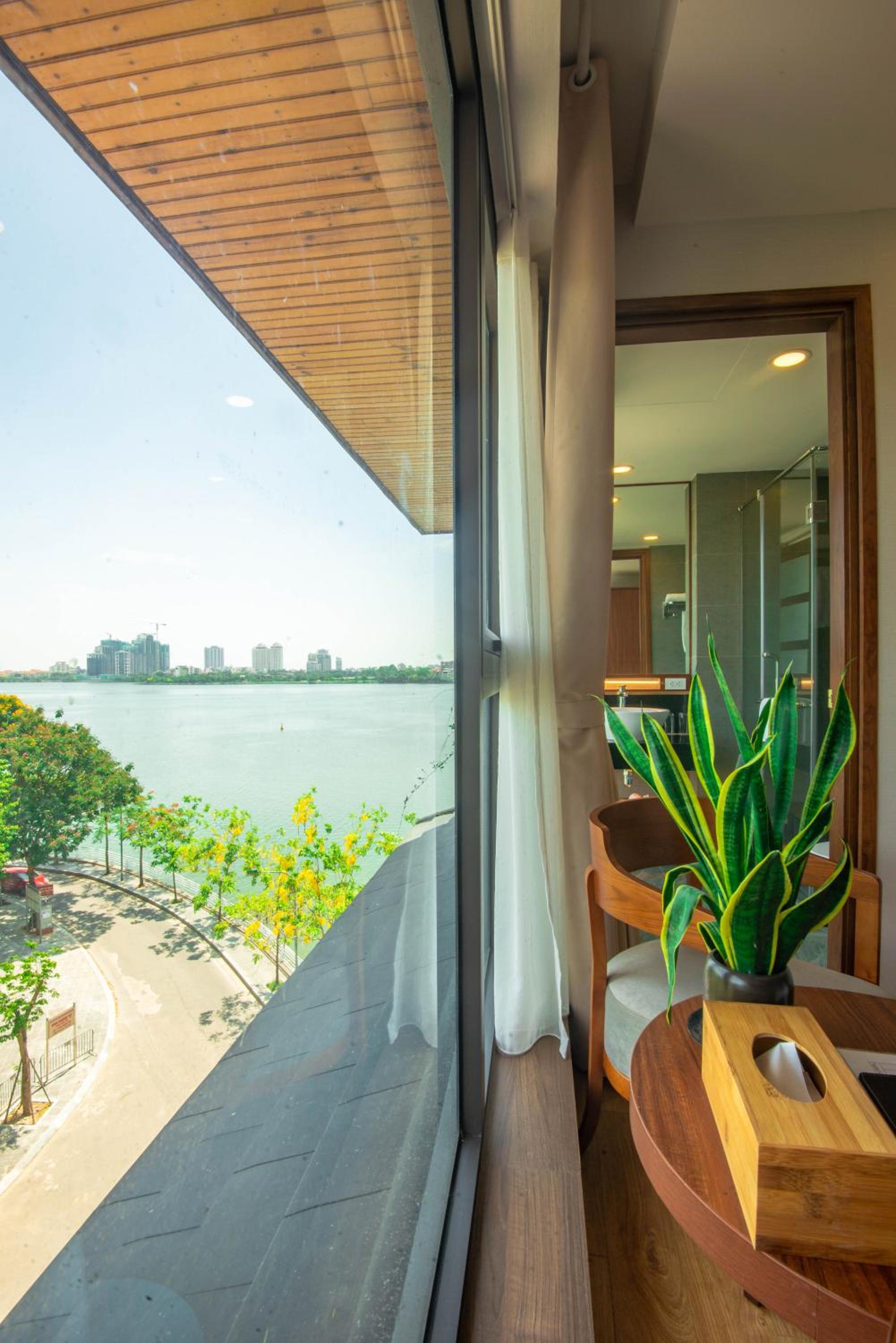 22Land Moon West Lake