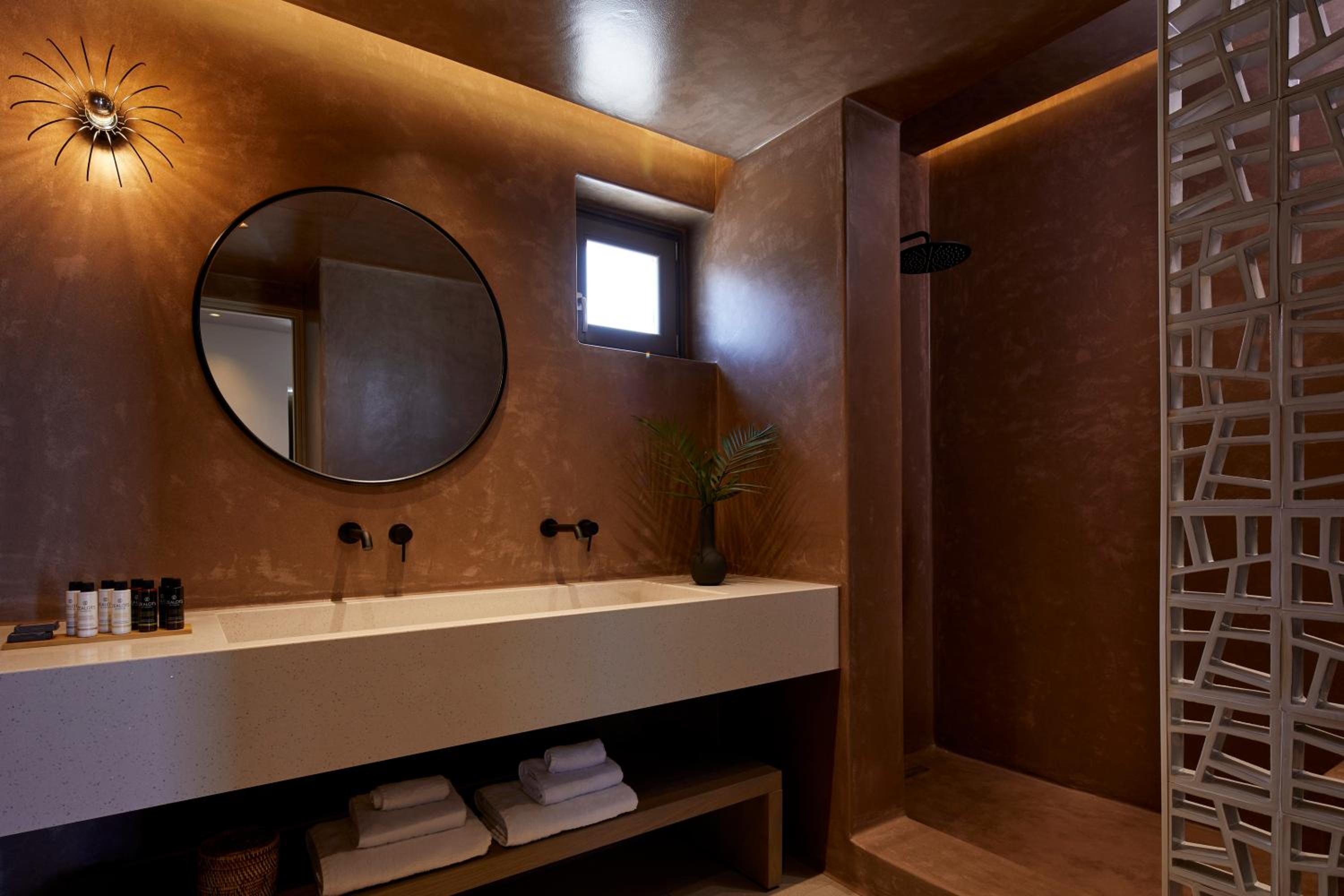 Halcyon Days Suites apartahotel con vistas Pirgos — bathroom