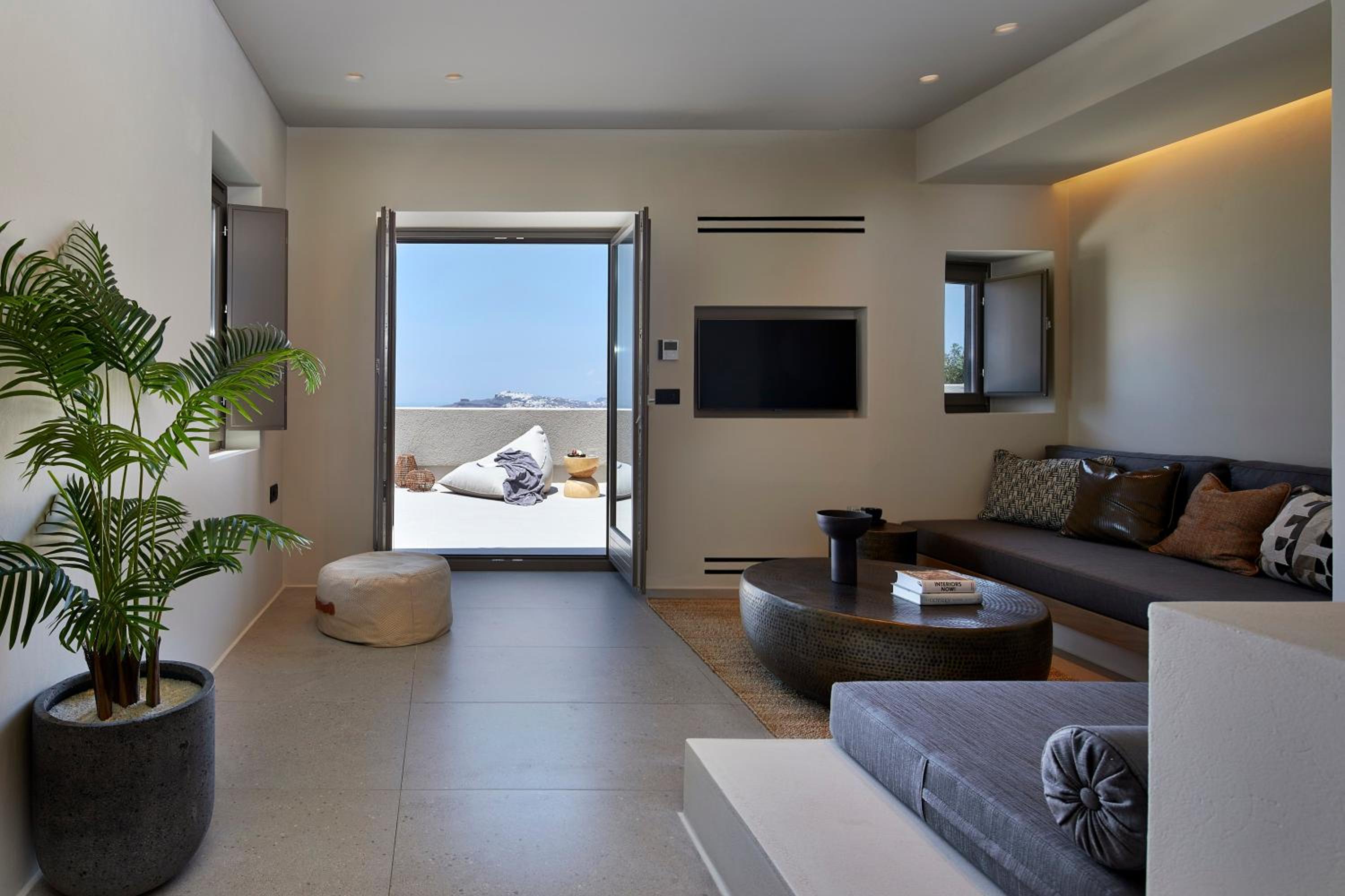 Halcyon Days Suites apartahotel con vistas Pirgos — hotel room