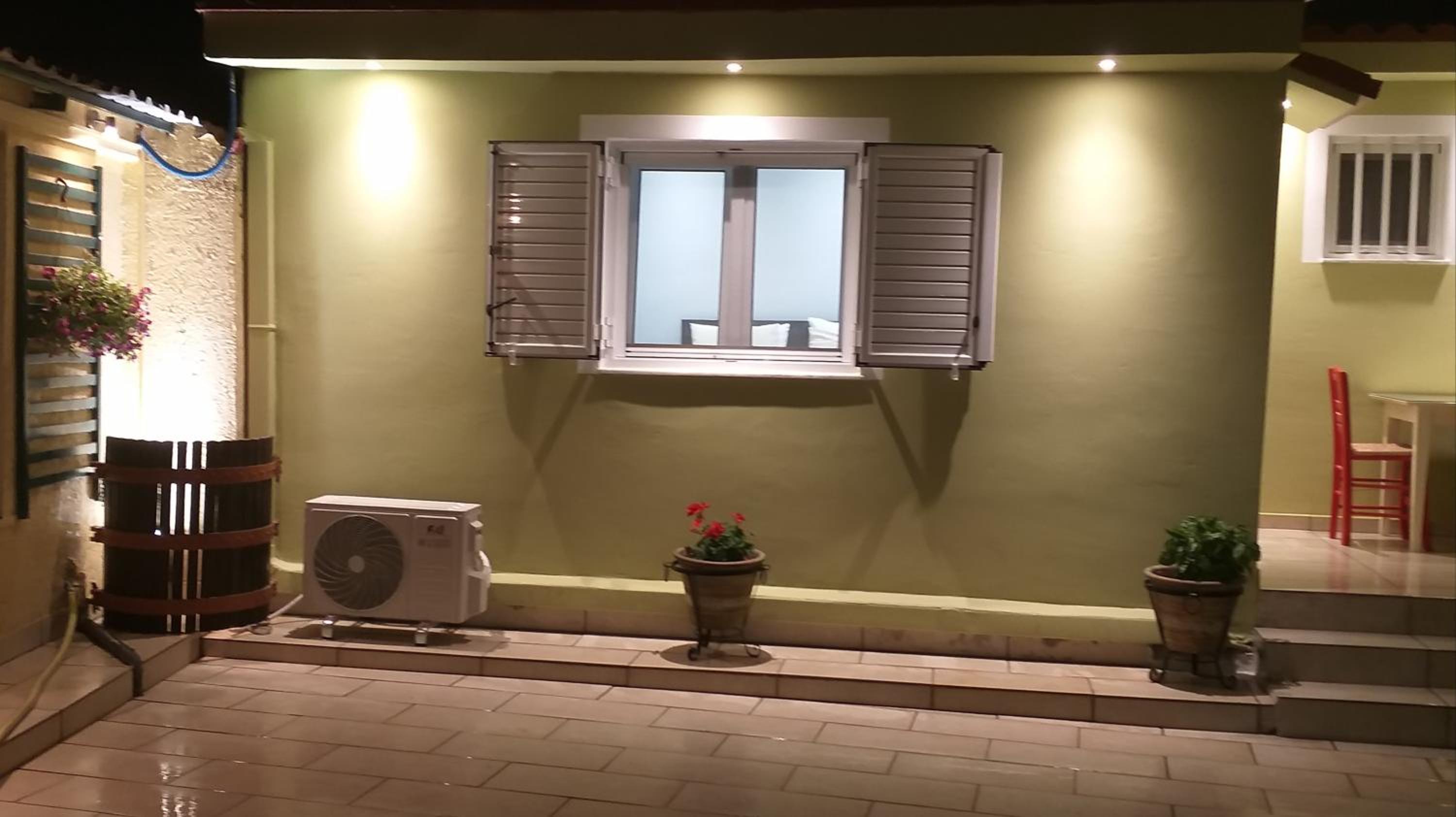 Hotel Vicky's place,near Athens airport - Image 1