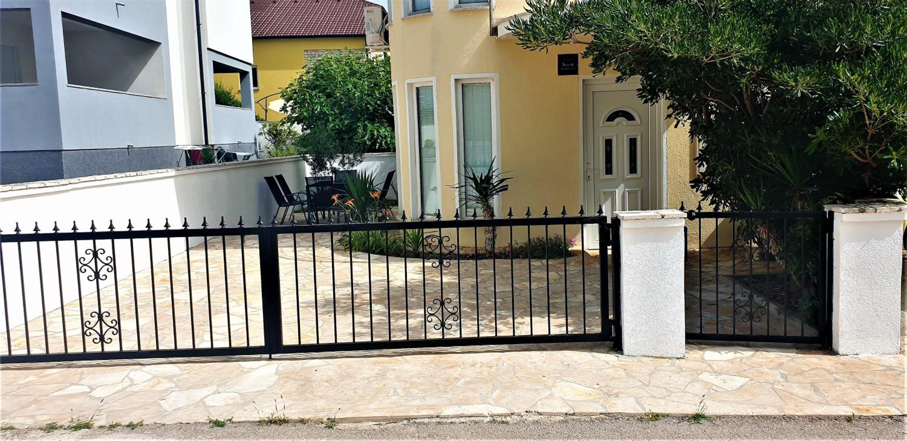SUMMER NOVALJA Spacious Holiday Home with Private Garden, BBQ & 2 Parking Spaces