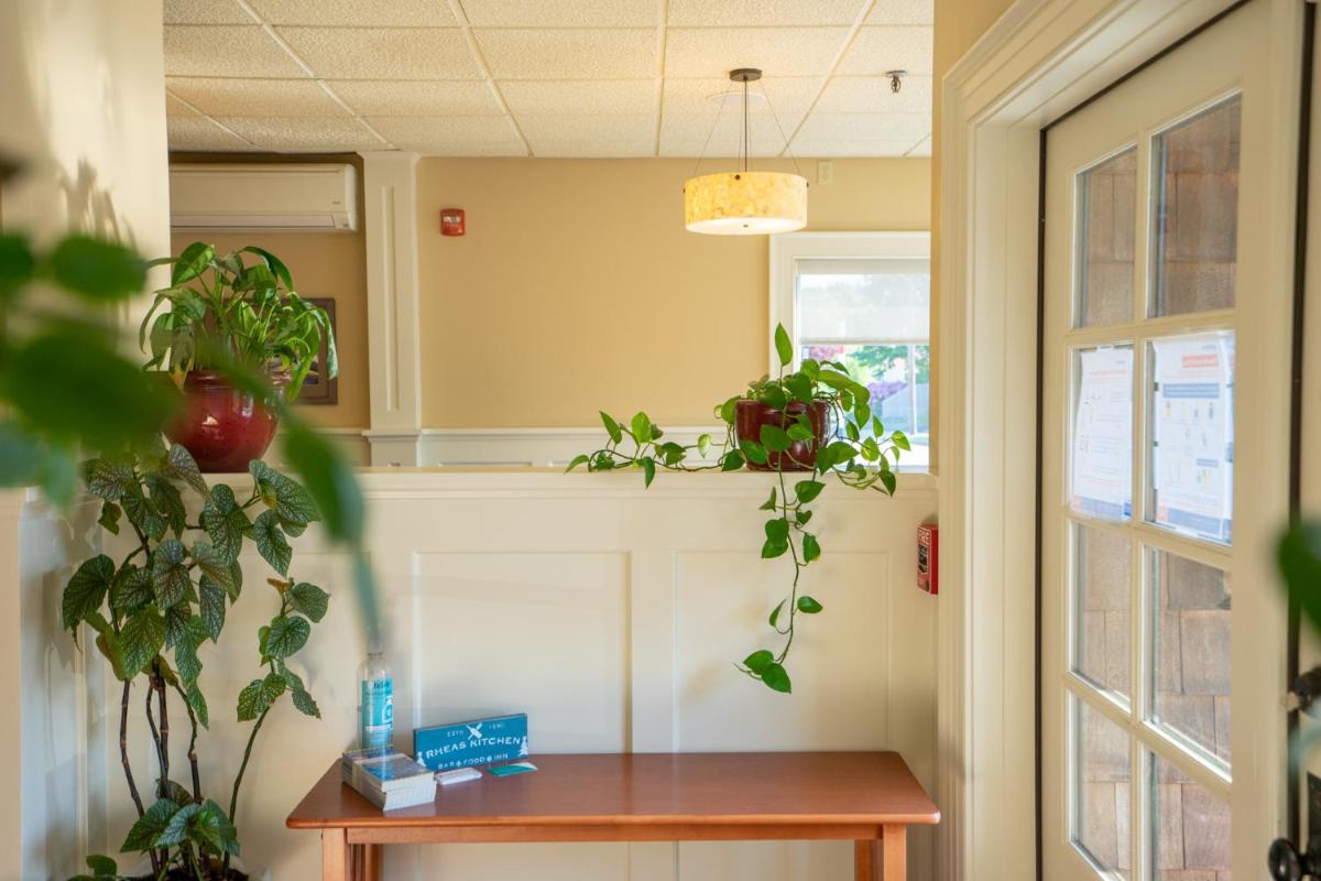 Hotel Rhea's Inn - Image 1