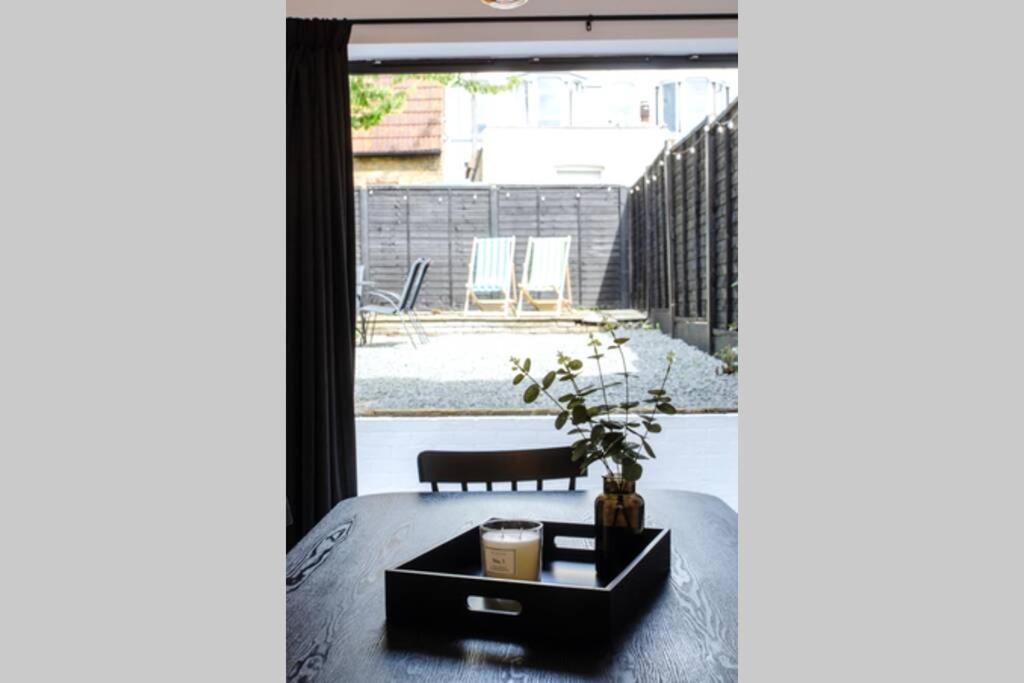 Chic Beach Getaway (sleeps 6) - 4min walk to beach view 3
