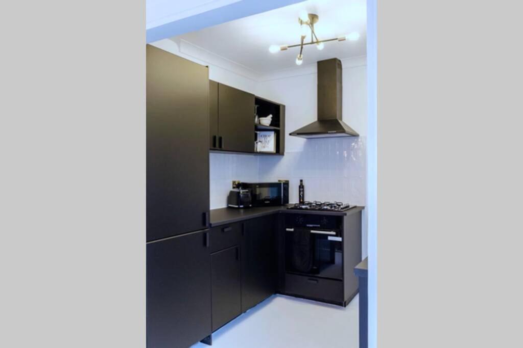 Chic Beach Getaway (sleeps 6) - 4min walk to beach view 2