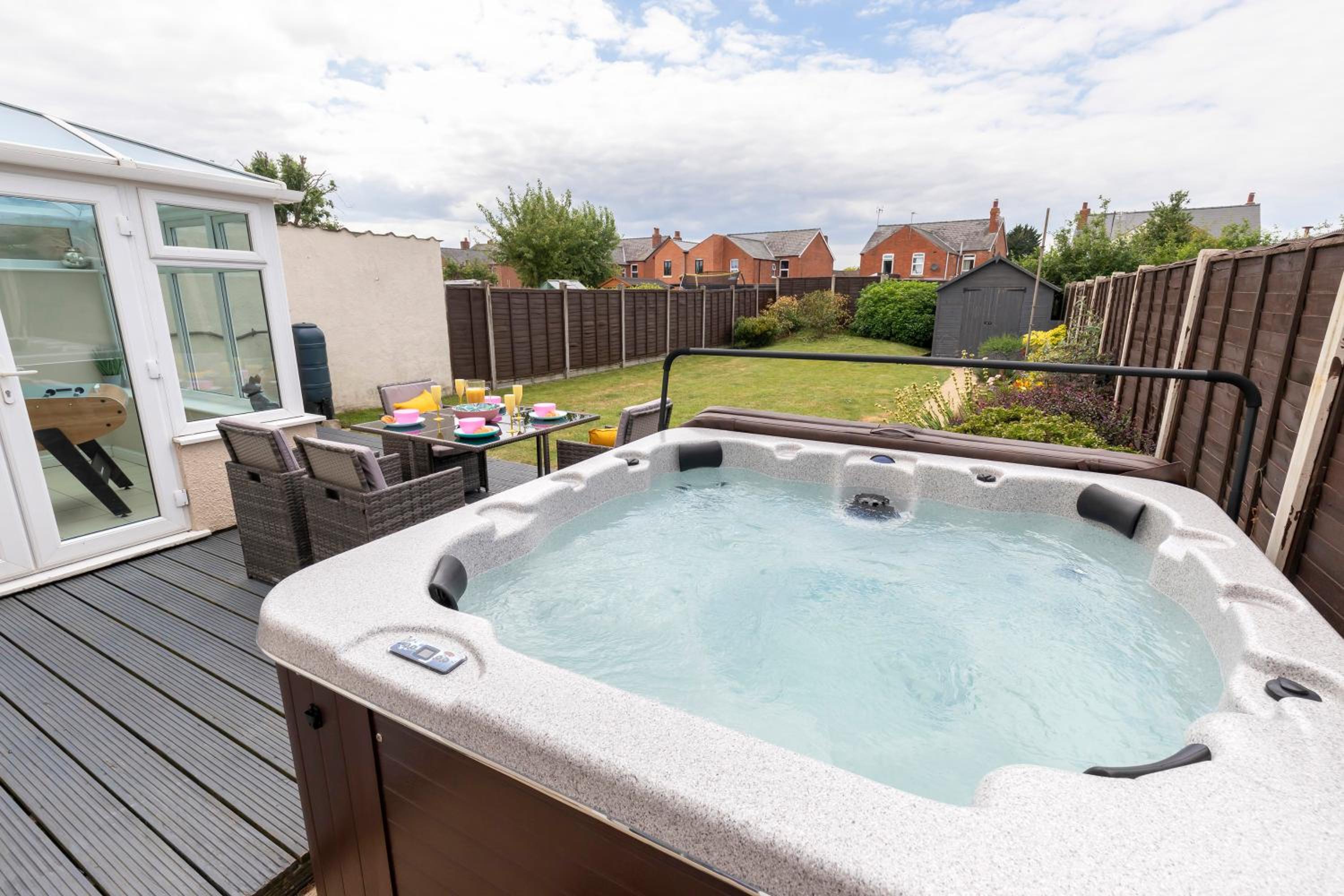 Hotel Modern Three Bedroom Home In Gloucester With Hot Tub