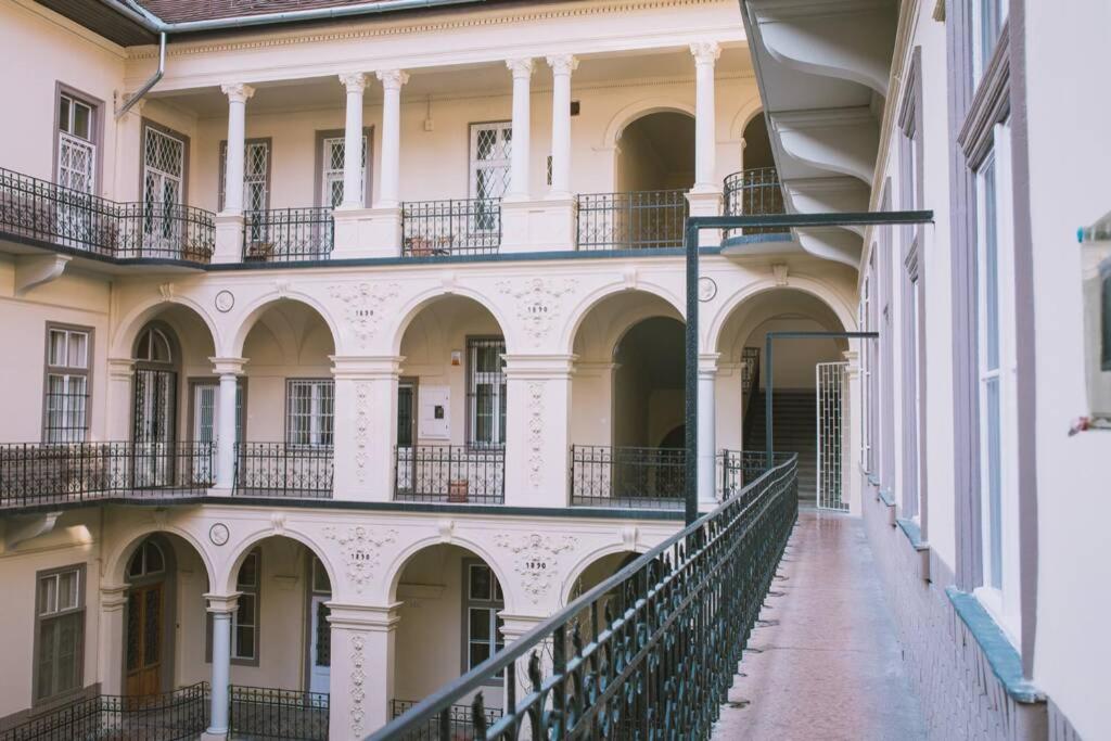 Central Budapest Apartment in Historical Building With Free Private Parking