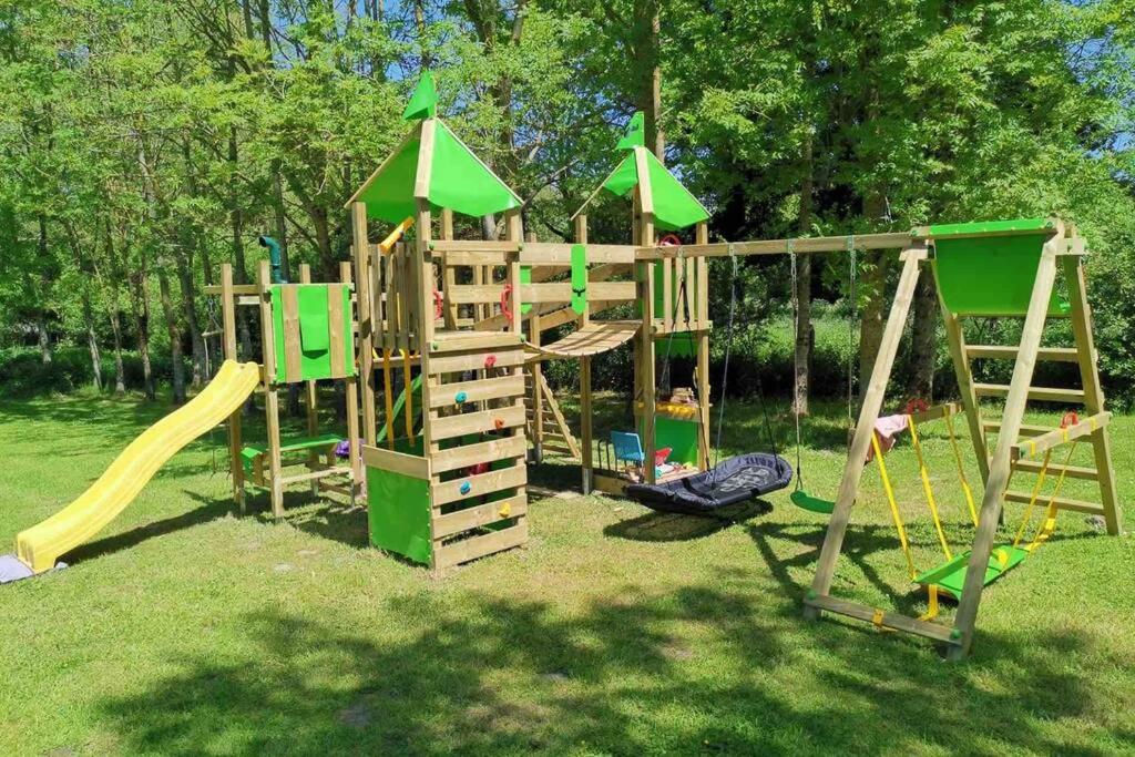 Out & LODGE Prunelliers