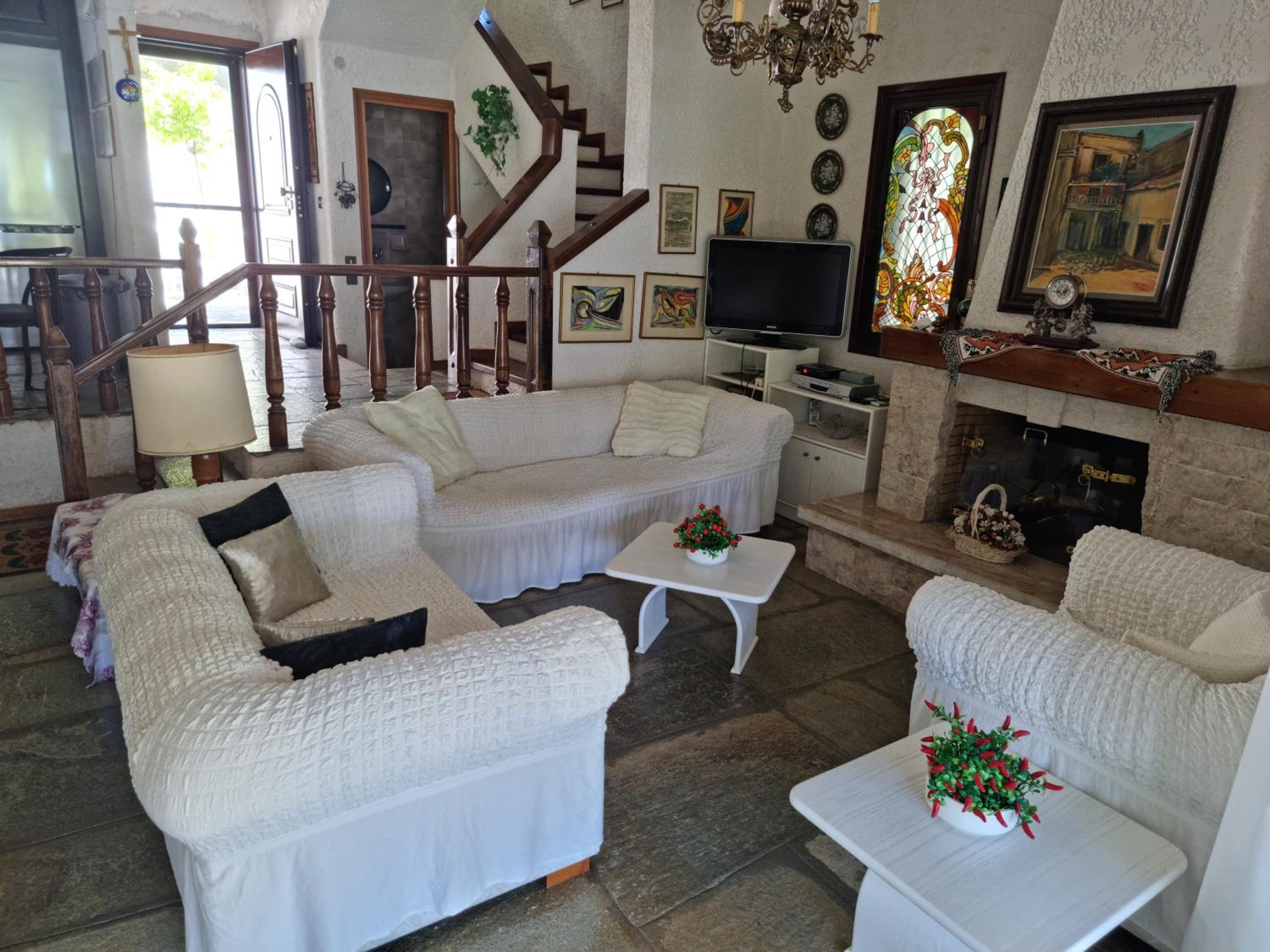 Beachfront Villa - 100m to Beach - Sleeps 10 photo 4