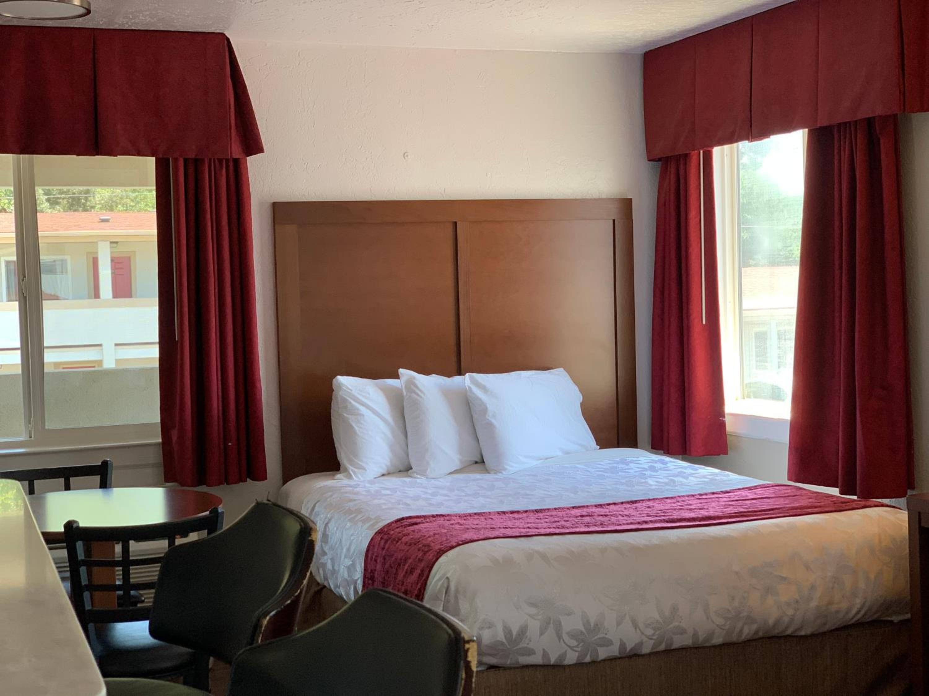 Medford Vacations - Red Carpet Inn Medford - Property Image 18