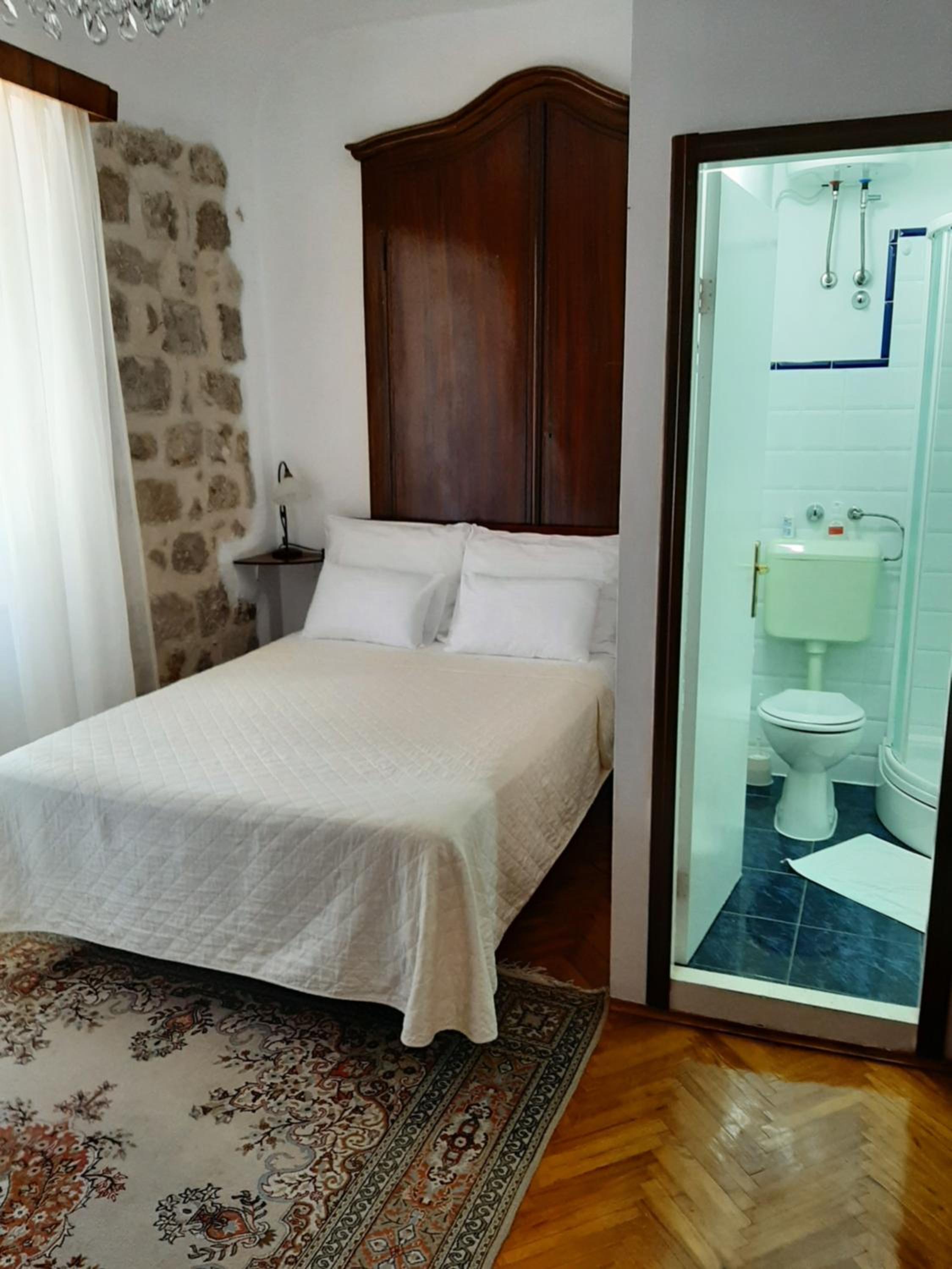 Room Mirella