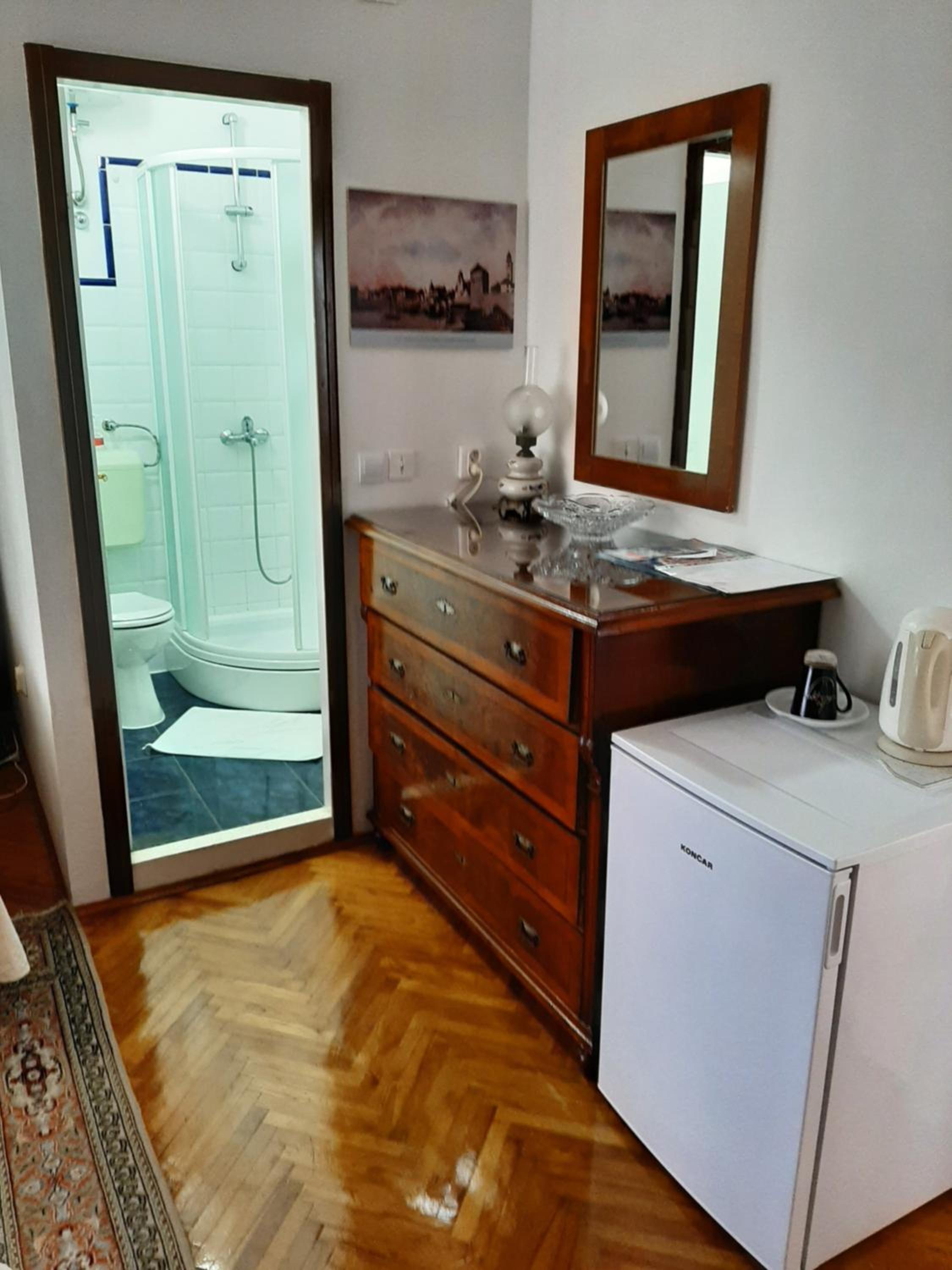 Room Mirella