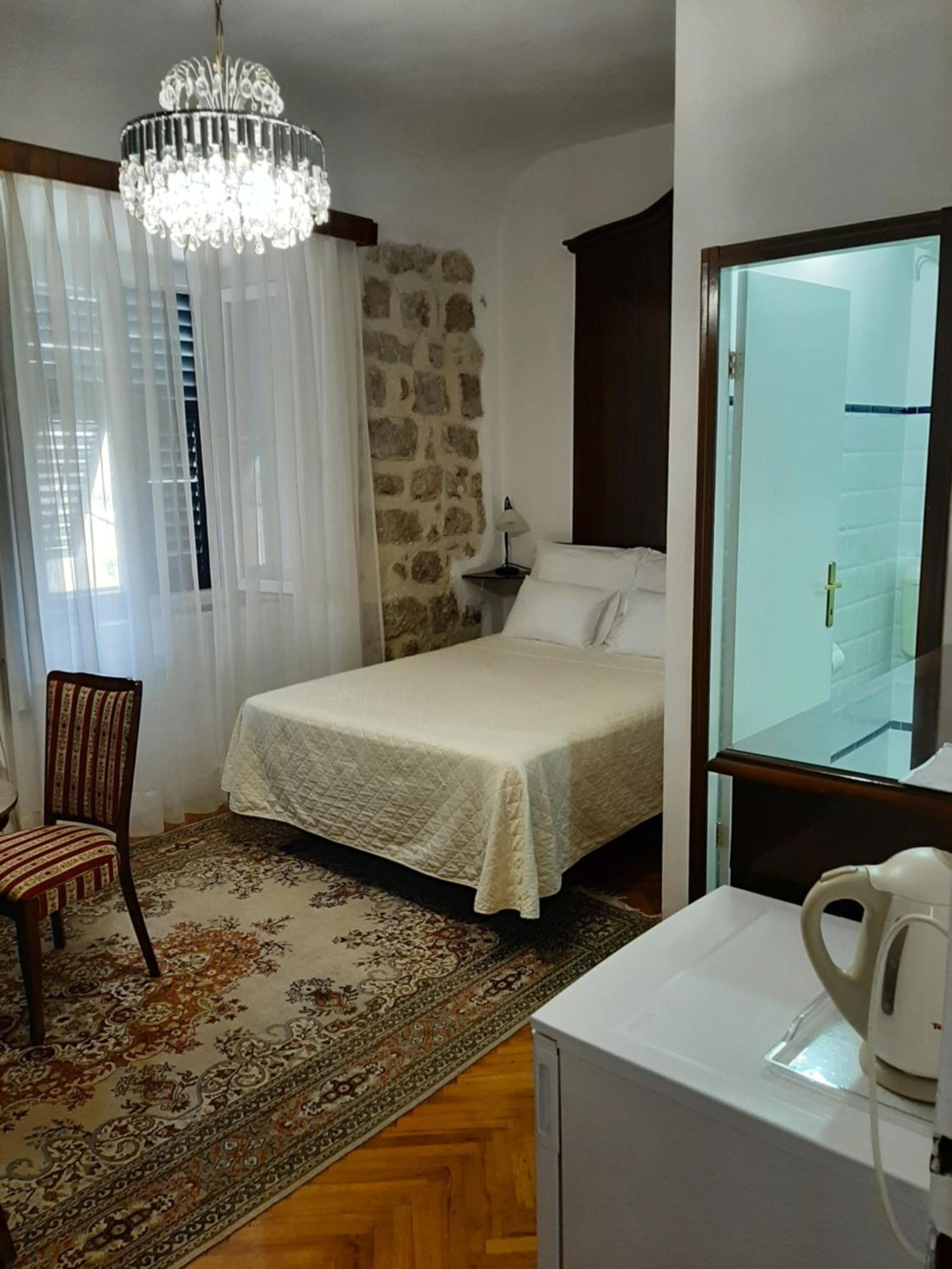 Room Mirella