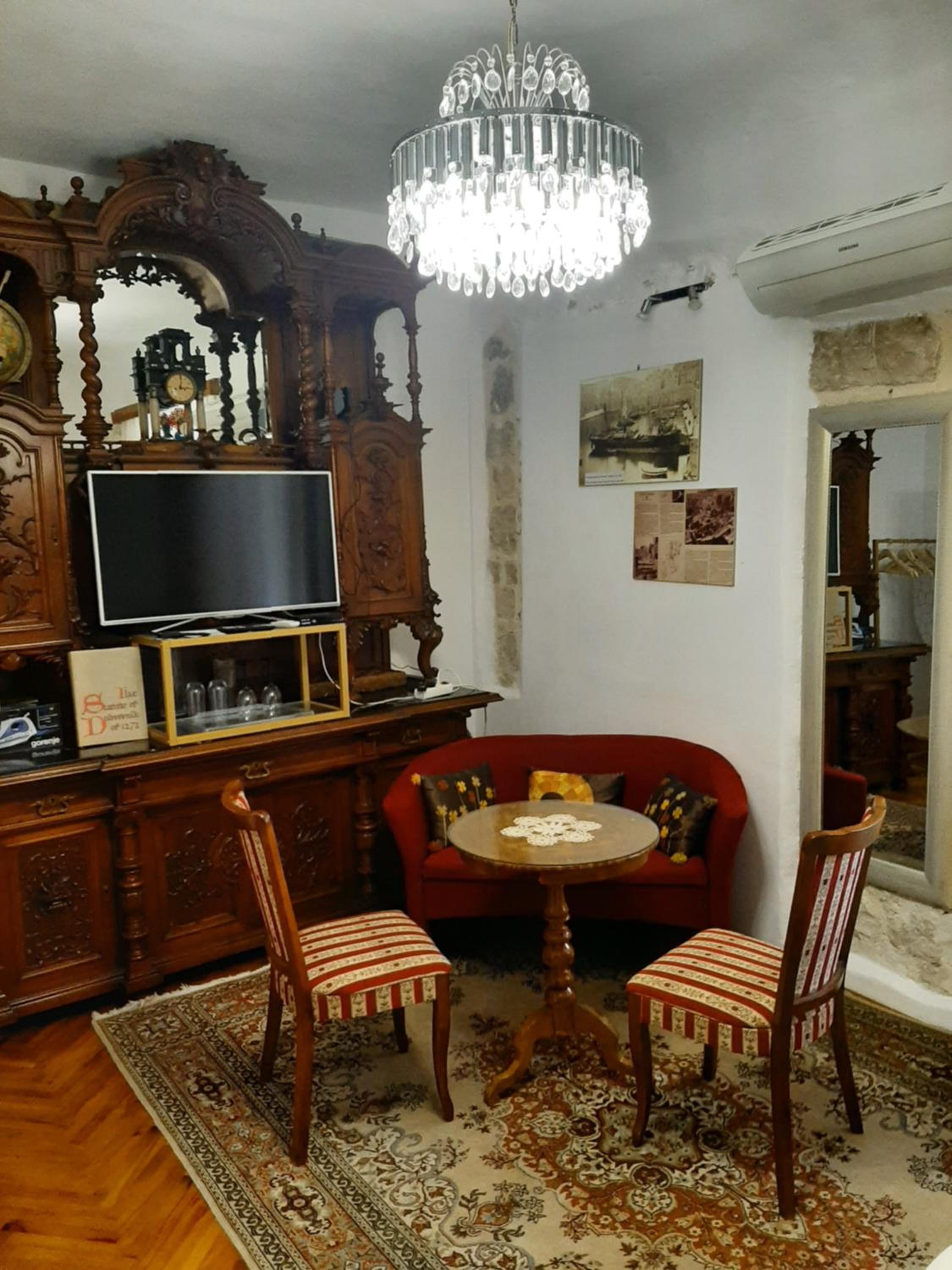 Room Mirella