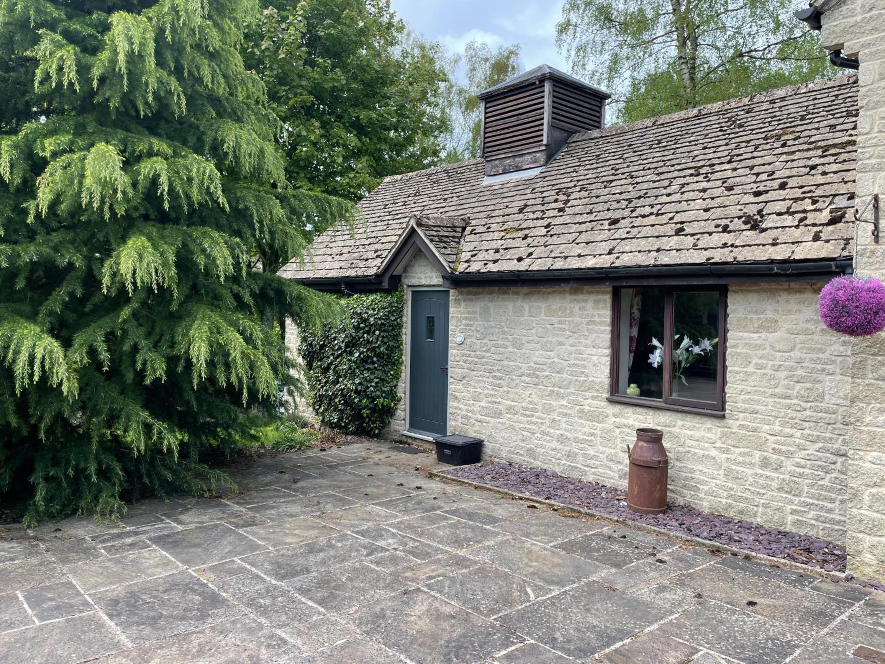 Nethercote Cottage, Kingsize bed, Seven Springs Cottages view 2