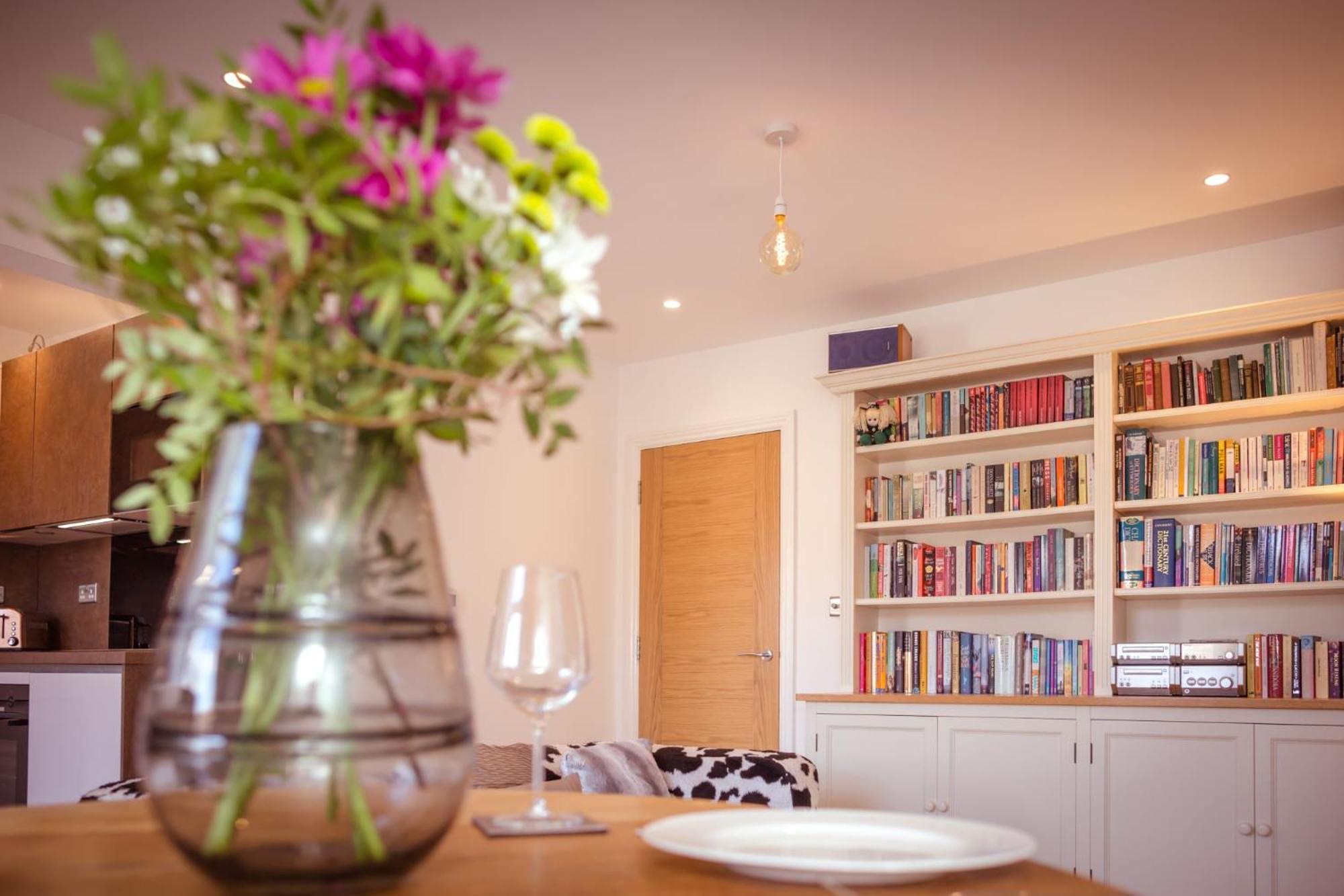 Artist's Loft - stylish 1-bed just 5 mins stroll from the beach view 4