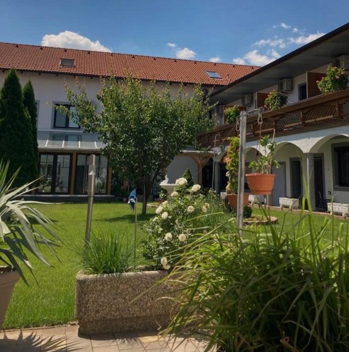 Gästehaus und Weinbau Zur Wiederkehr Strudler