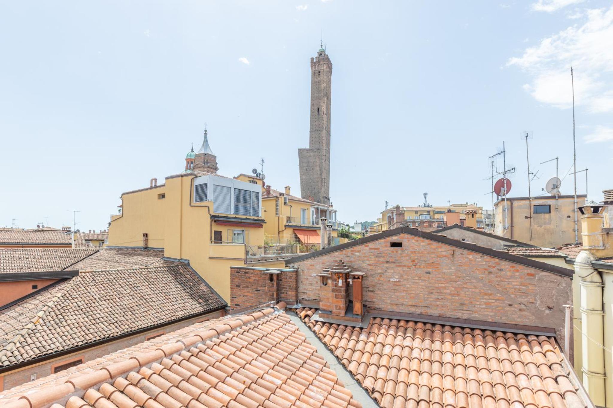 Asinelli, Bologna by Short Holidays - main view