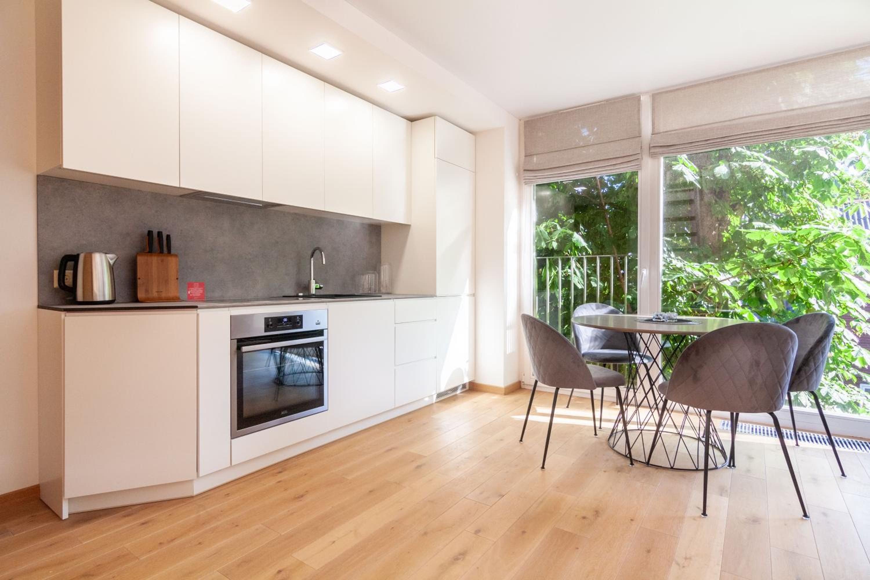Happy Day Apartment, By Cohost view 4