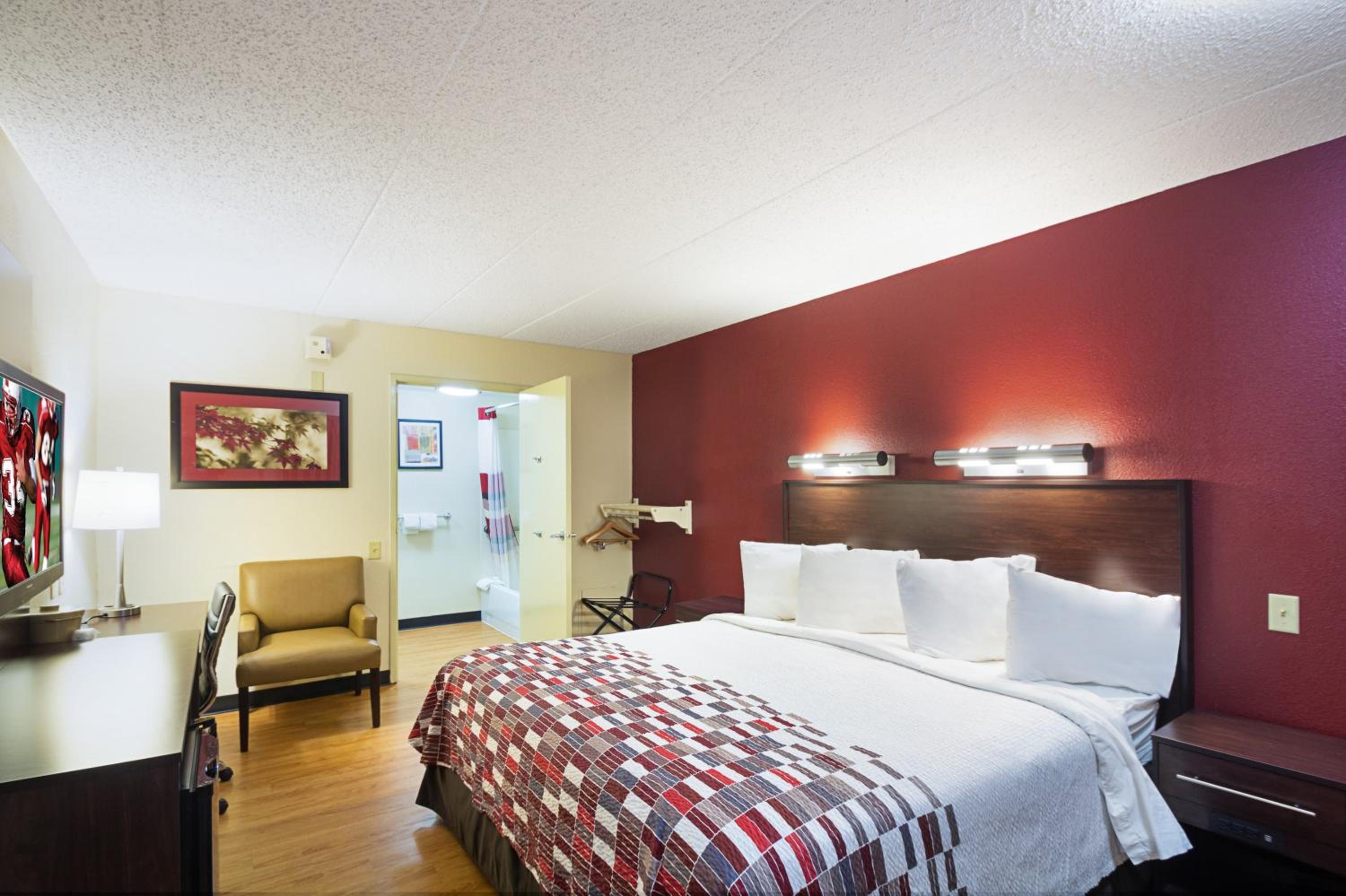 Plymouth Vacations - Red Roof Inn Minneapolis - Plymouth - Wayzata - Property Image 9