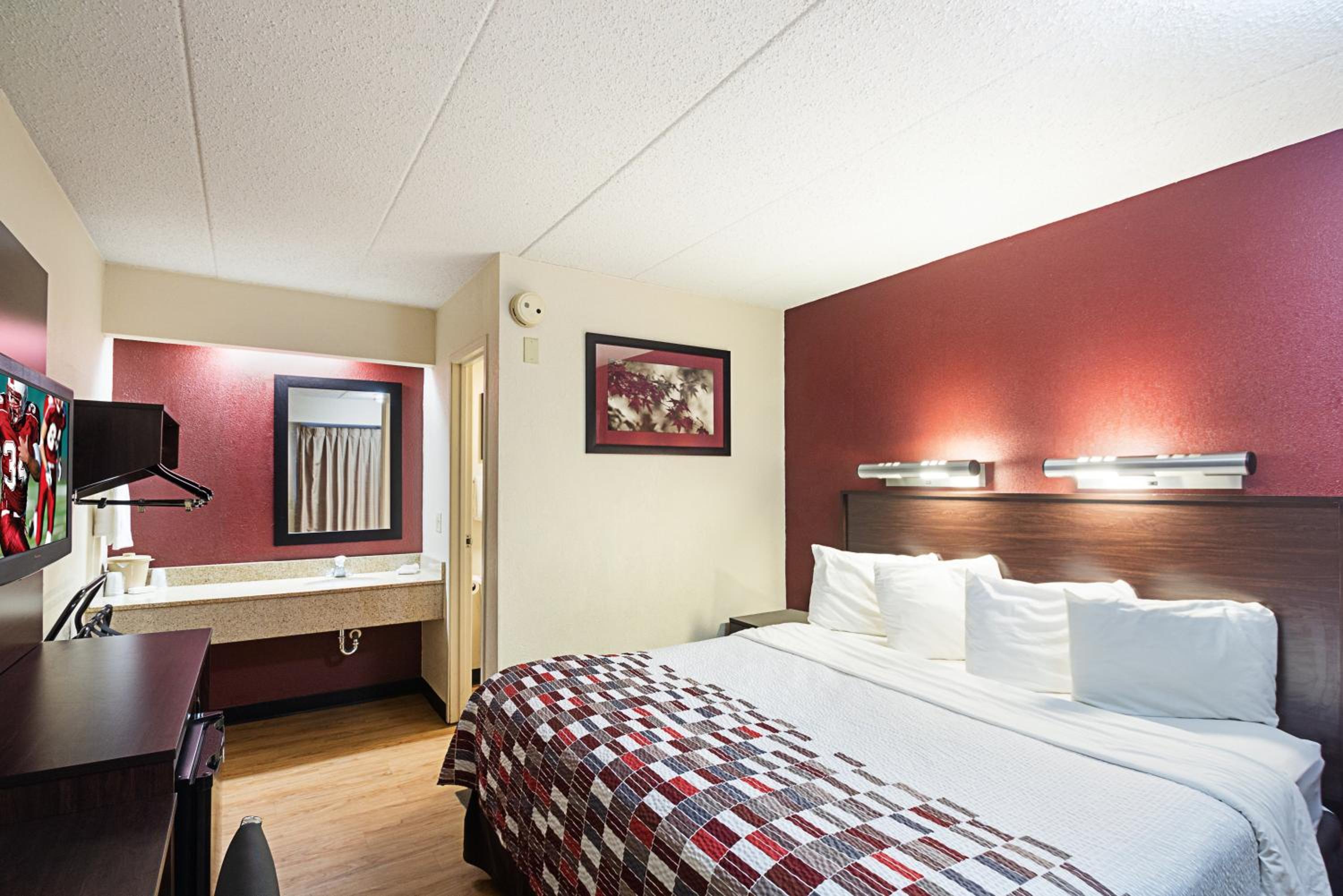 Plymouth Vacations - Red Roof Inn Minneapolis - Plymouth - Wayzata - Property Image 13