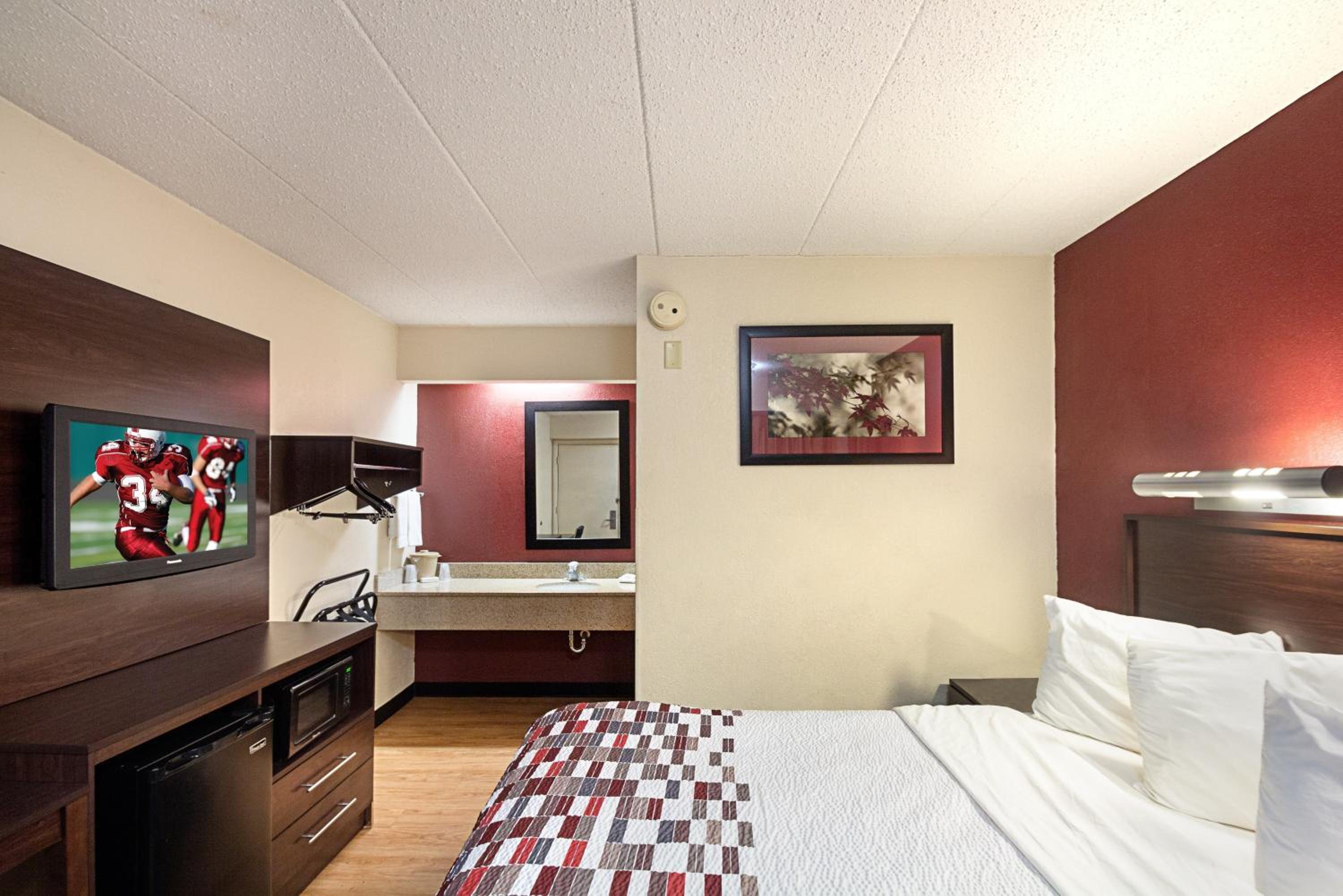 Plymouth Vacations - Red Roof Inn Minneapolis - Plymouth - Wayzata - Property Image 12