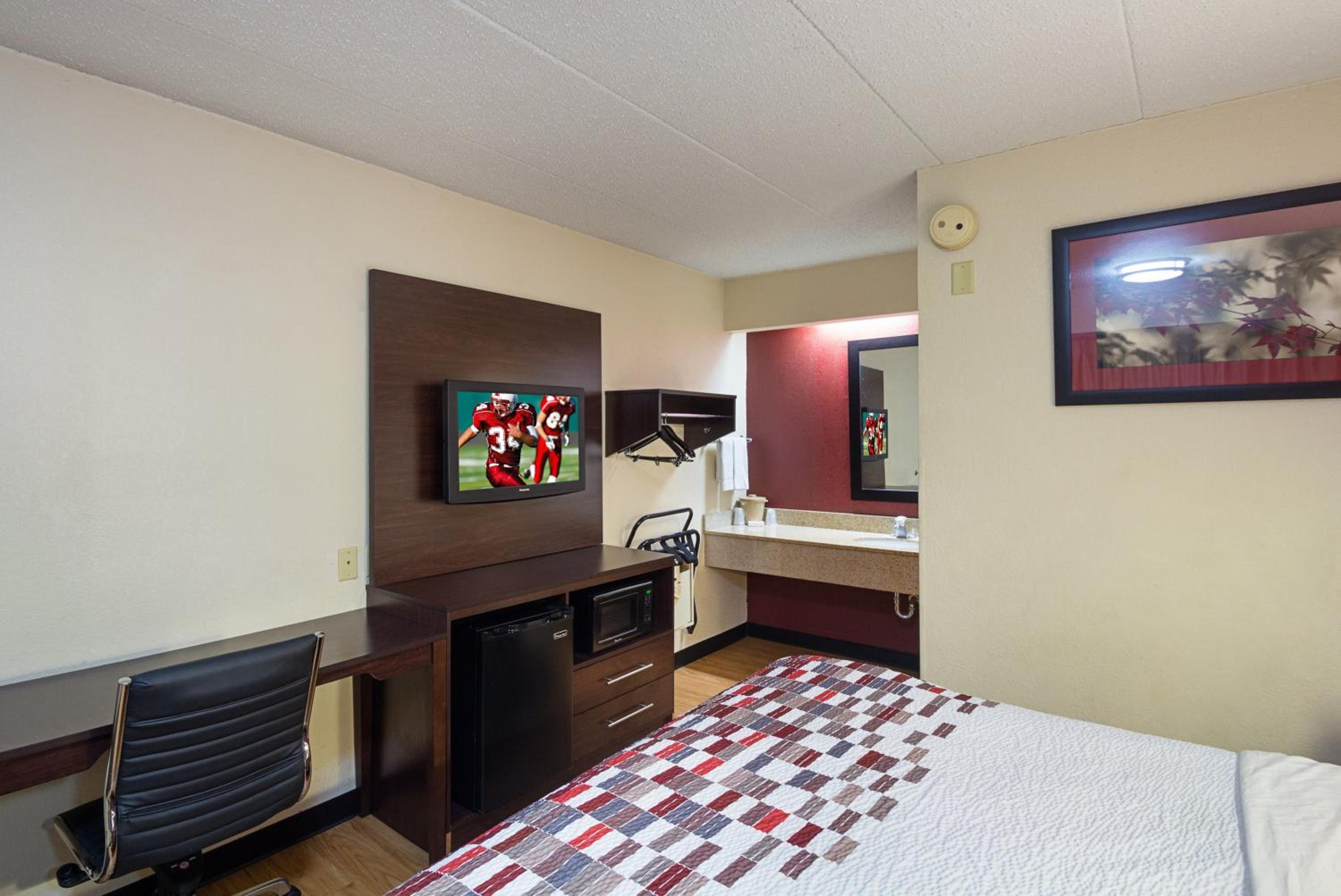 Plymouth Vacations - Red Roof Inn Minneapolis - Plymouth - Wayzata - Property Image 11