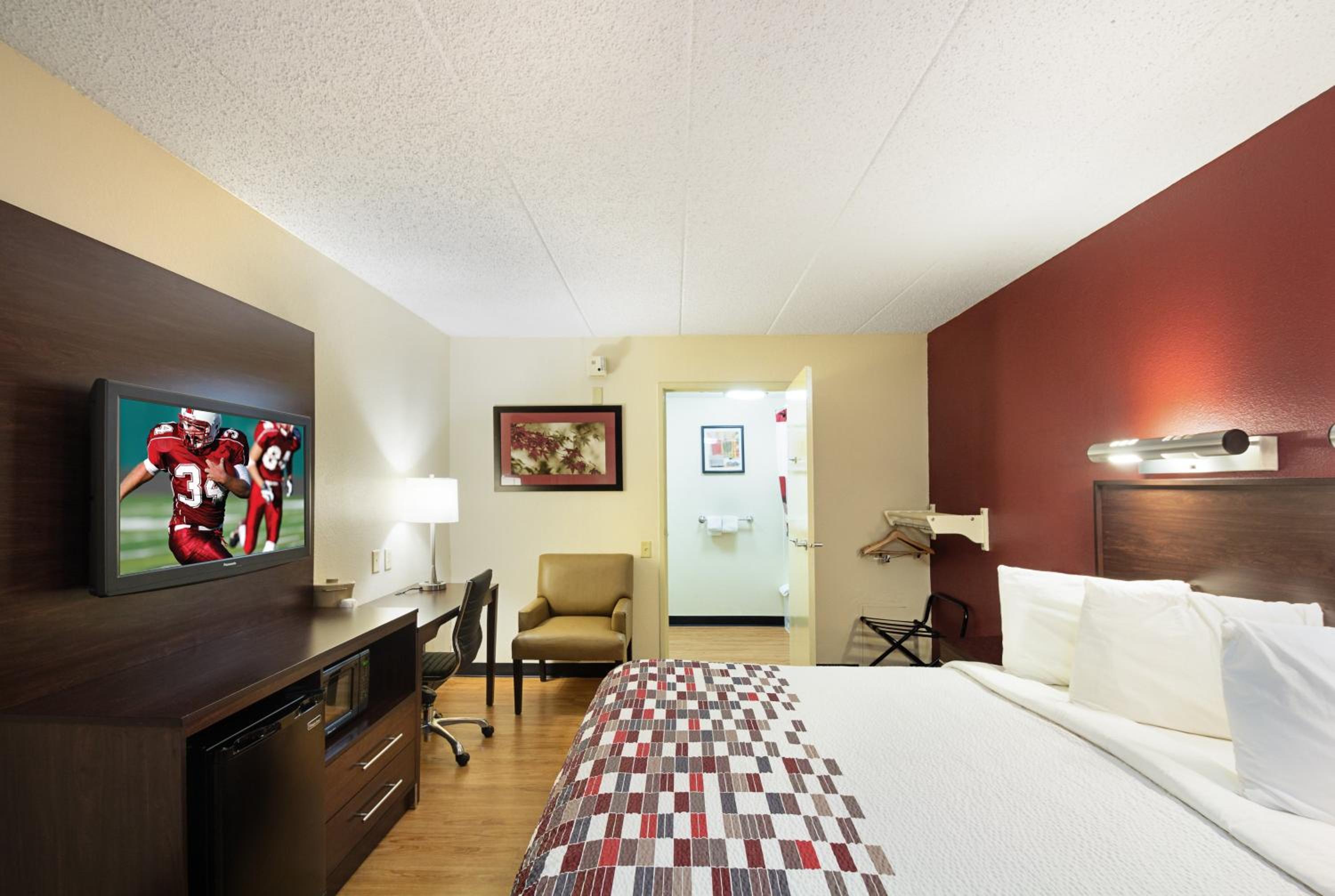 Plymouth Vacations - Red Roof Inn Minneapolis - Plymouth - Wayzata - Property Image 7
