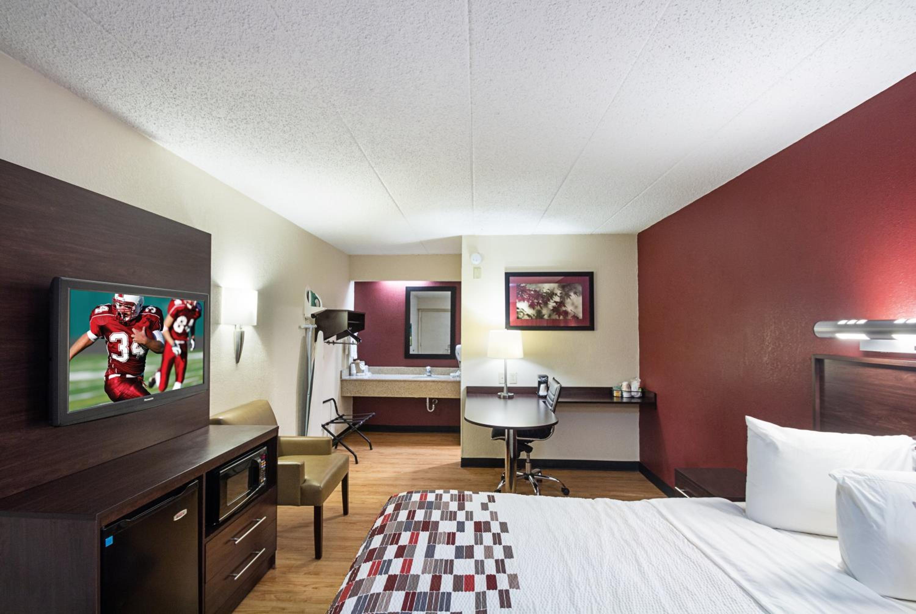 Plymouth Vacations - Red Roof Inn Minneapolis - Plymouth - Wayzata - Property Image 1