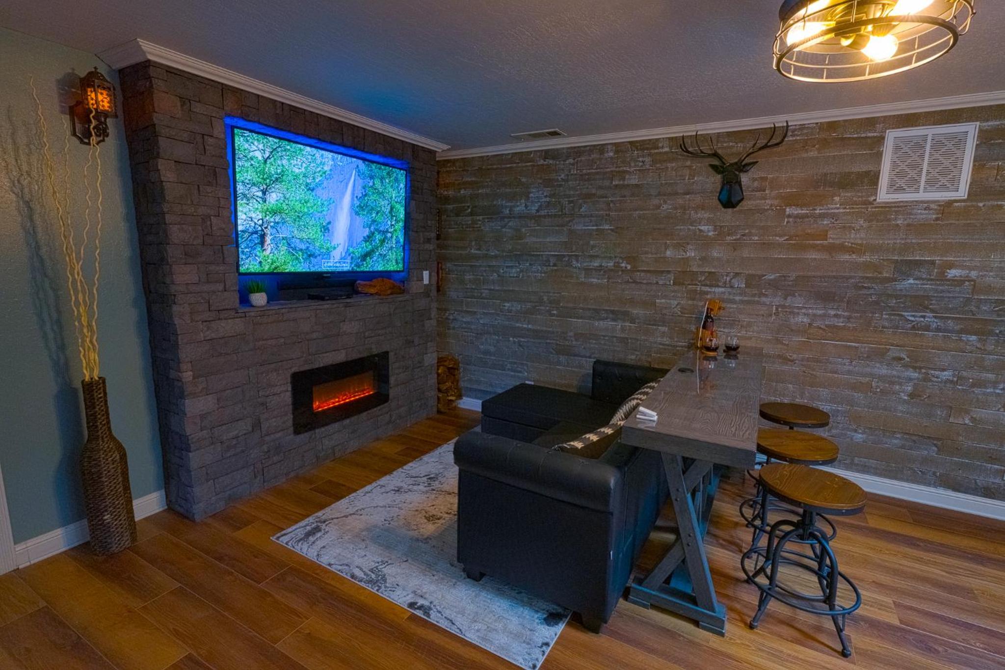 Cozy mountain retreat with lake views near Yosemite view 4
