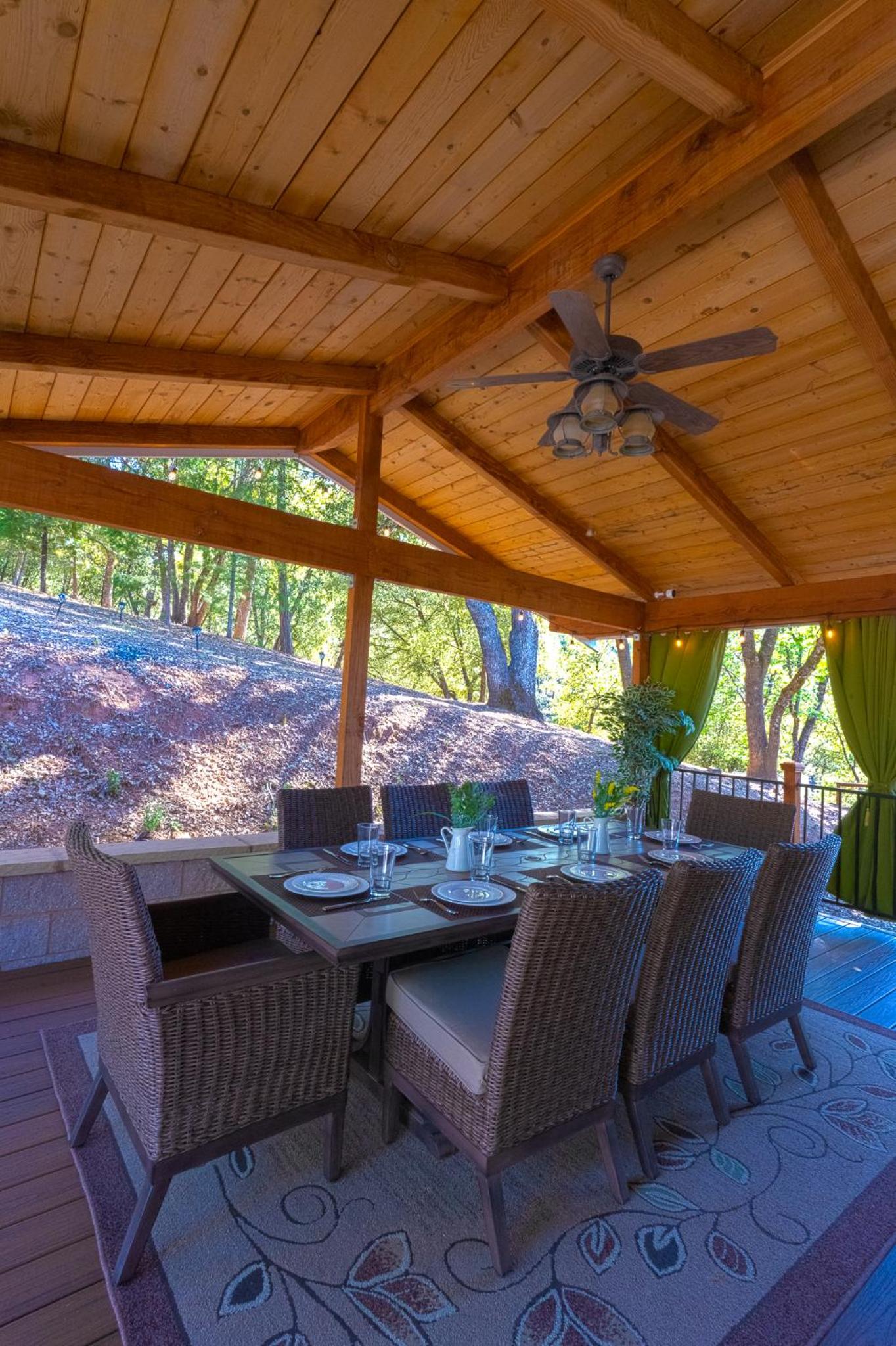 Cozy mountain retreat with lake views near Yosemite view 5