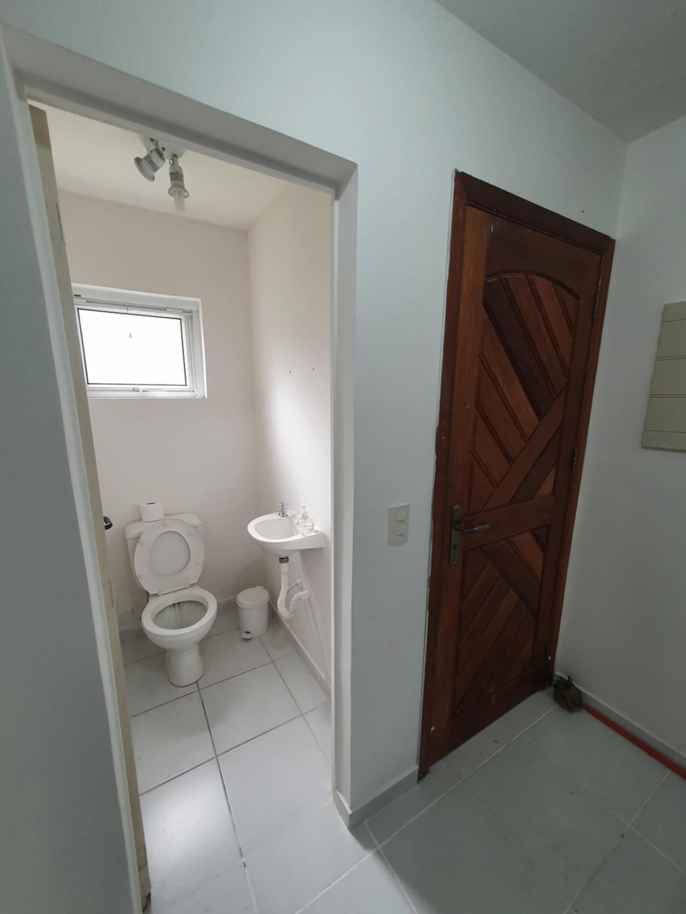 Apartamento até 10 pessoas na enseada Guarujá em condomínio clube praia piscinas salão jogos quadra futebol campo parquinho brinquedos Wi-fi Home office